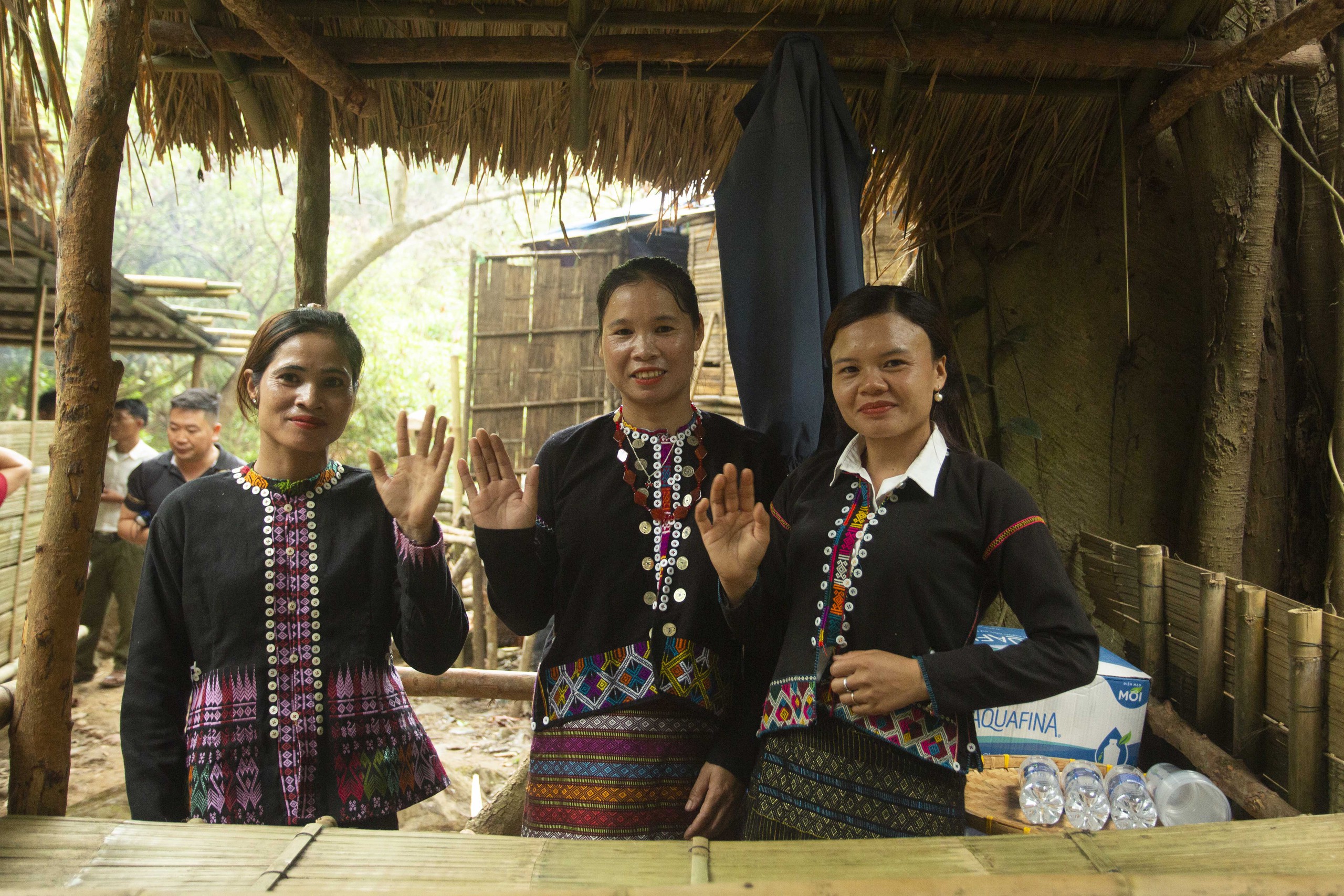 Tắm th&aacute;c T&agrave; Puồng, ăn g&agrave; nướng, măng rừng giữa đại ng&agrave;n Trường Sơn- Ảnh 3.