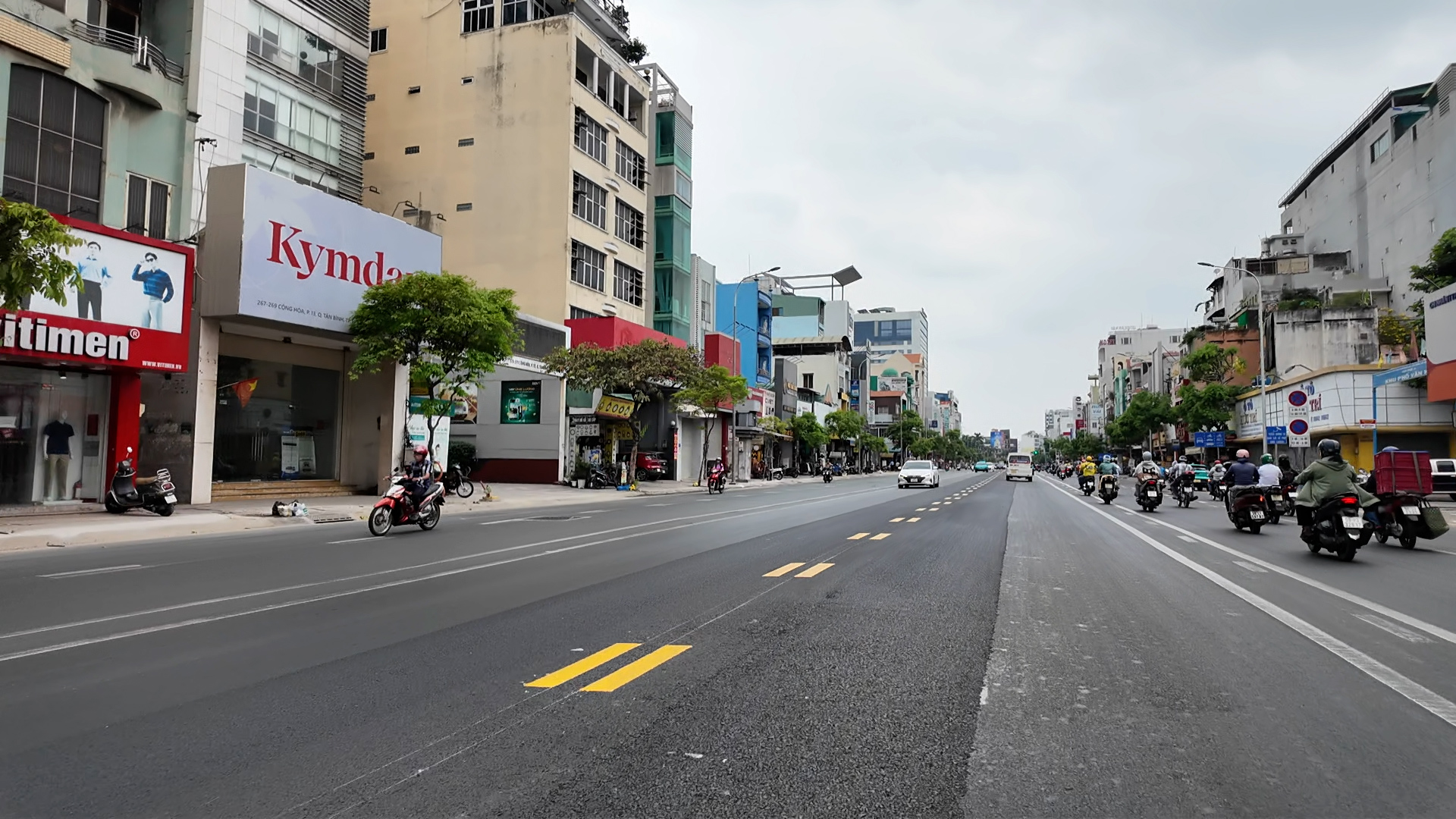 Đường Cộng H&ograve;a th&aacute;o dỡ dải ph&acirc;n c&aacute;ch: Xe đi tho&aacute;ng nhưng d&acirc;n lo nguy hiểm - Ảnh 1.