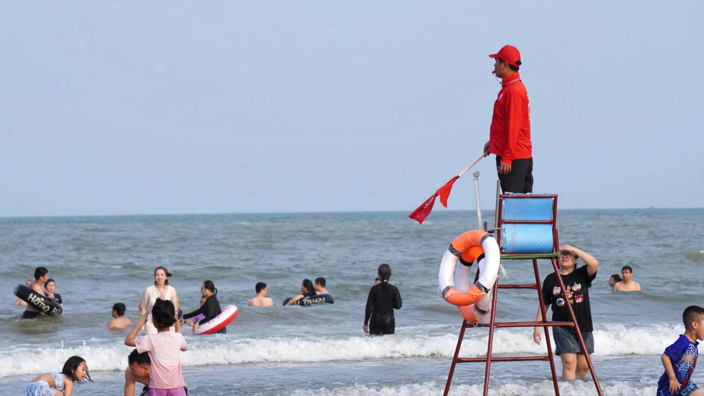 Thời tiết m&aacute;t mẻ biển Sầm Sơn vẫn đ&ocirc;ng nghịt kh&aacute;ch tắm - Ảnh 5.