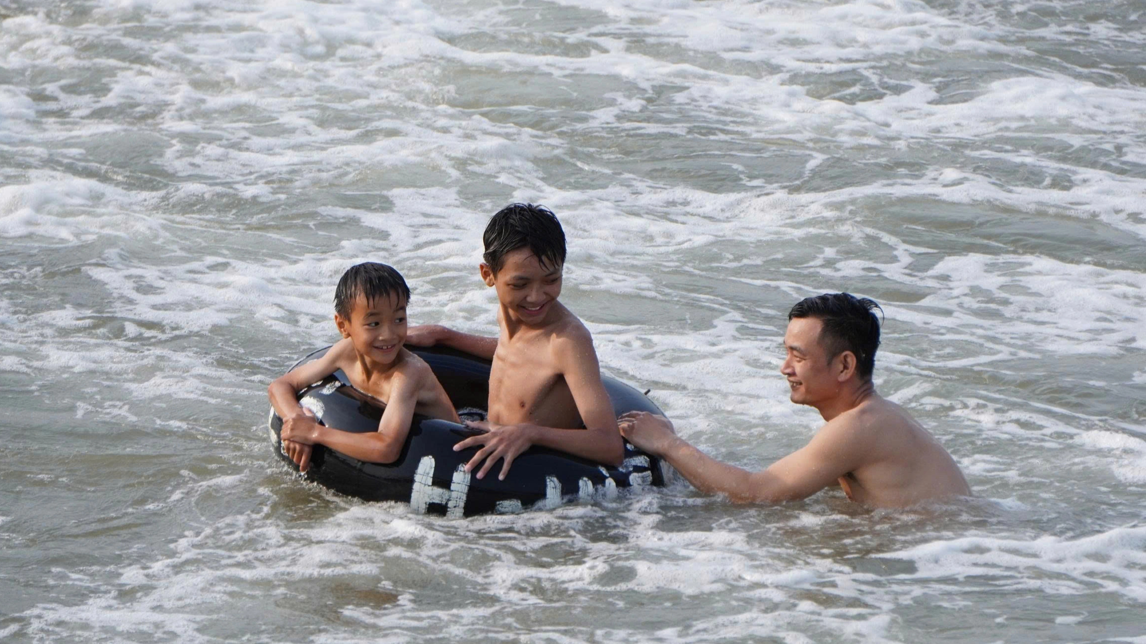 Thời tiết m&aacute;t mẻ biển Sầm Sơn vẫn đ&ocirc;ng nghịt kh&aacute;ch tắm - Ảnh 3.