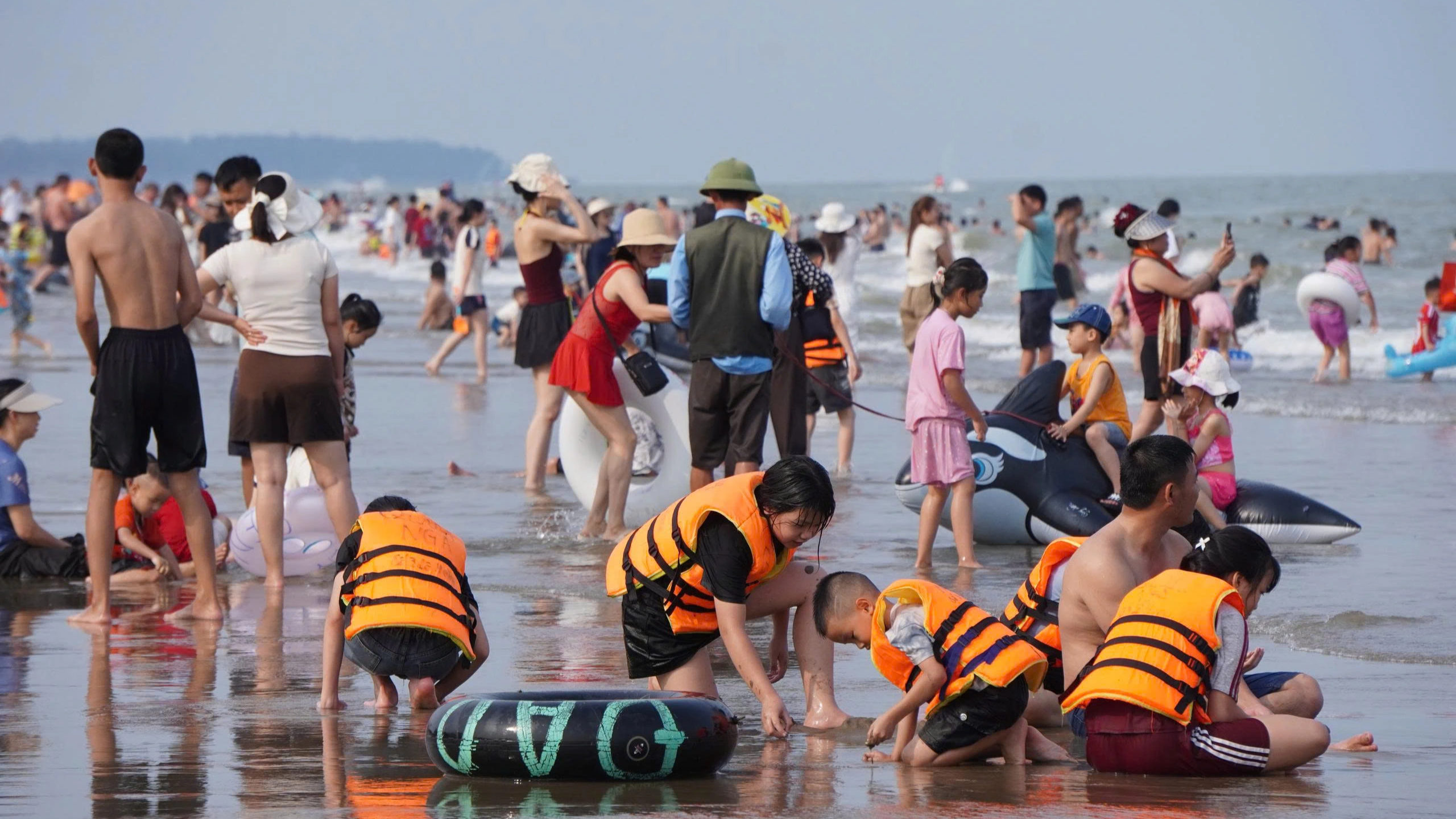 Thời tiết m&aacute;t mẻ biển Sầm Sơn vẫn đ&ocirc;ng nghịt kh&aacute;ch tắm - Ảnh 2.