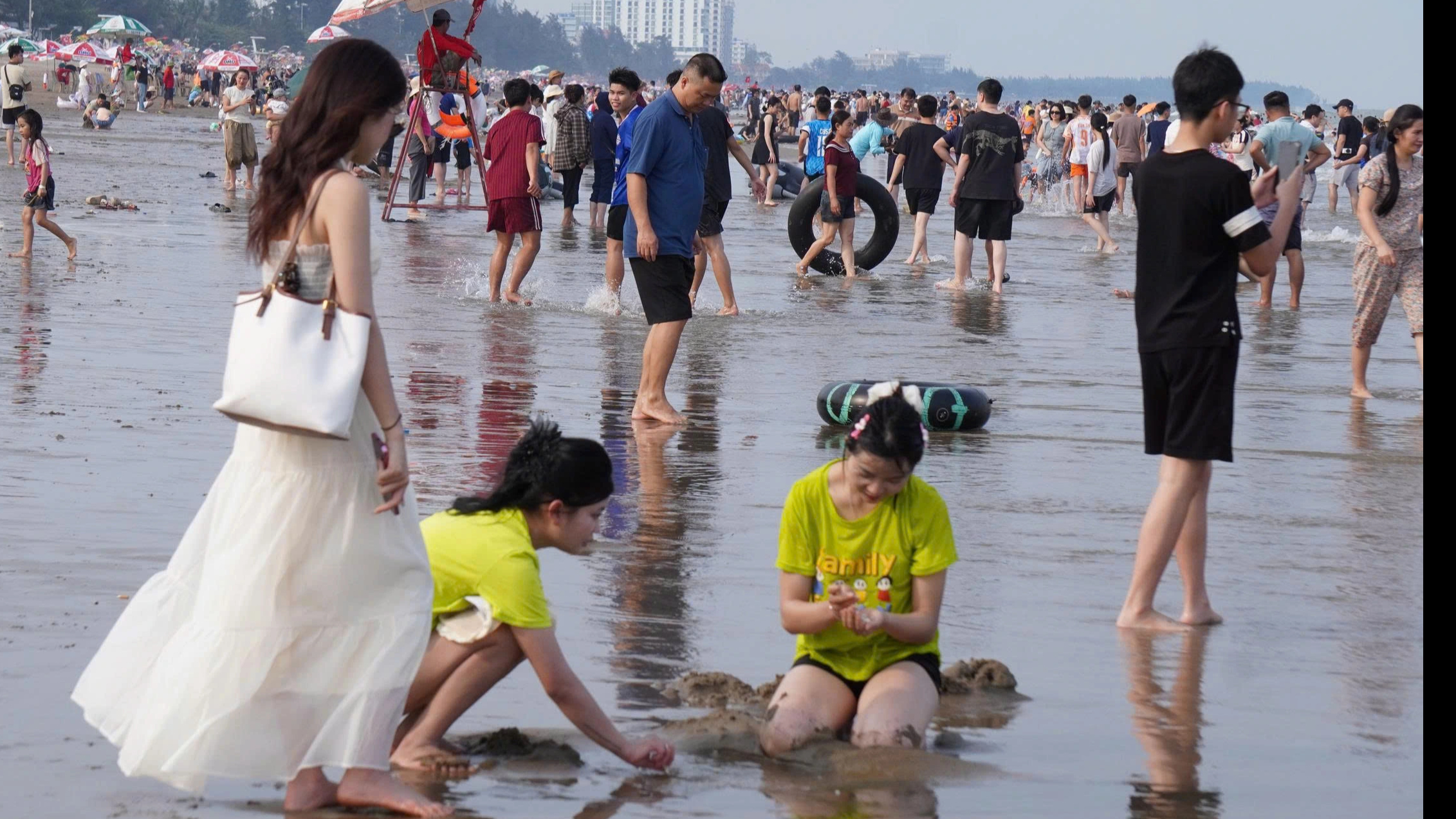 Thời tiết m&aacute;t mẻ biển Sầm Sơn vẫn đ&ocirc;ng nghịt kh&aacute;ch tắm - Ảnh 4.