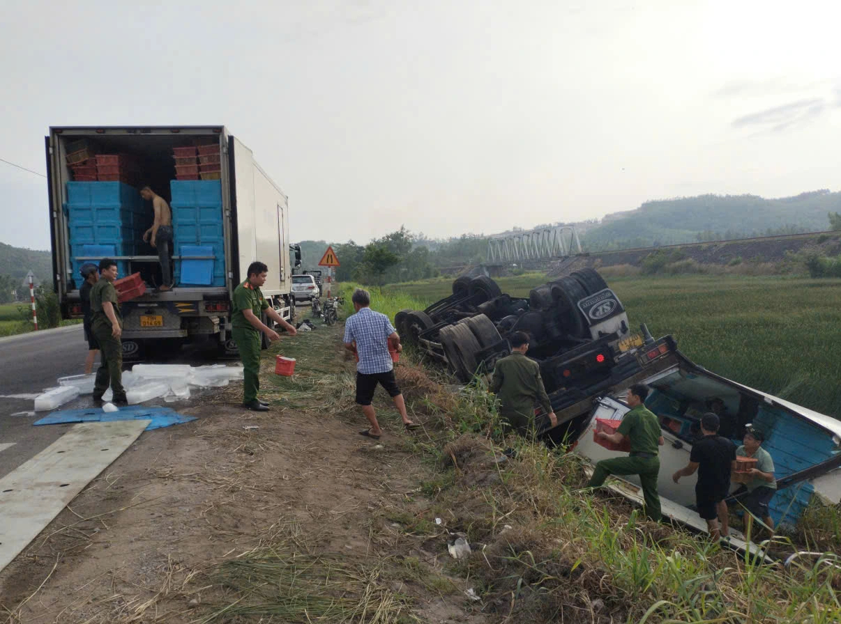 Công an 'giải cứu' 3 tấn tôm trên quốc lộ 1 sau tai nạn lúc rạng sáng - Ảnh 1.