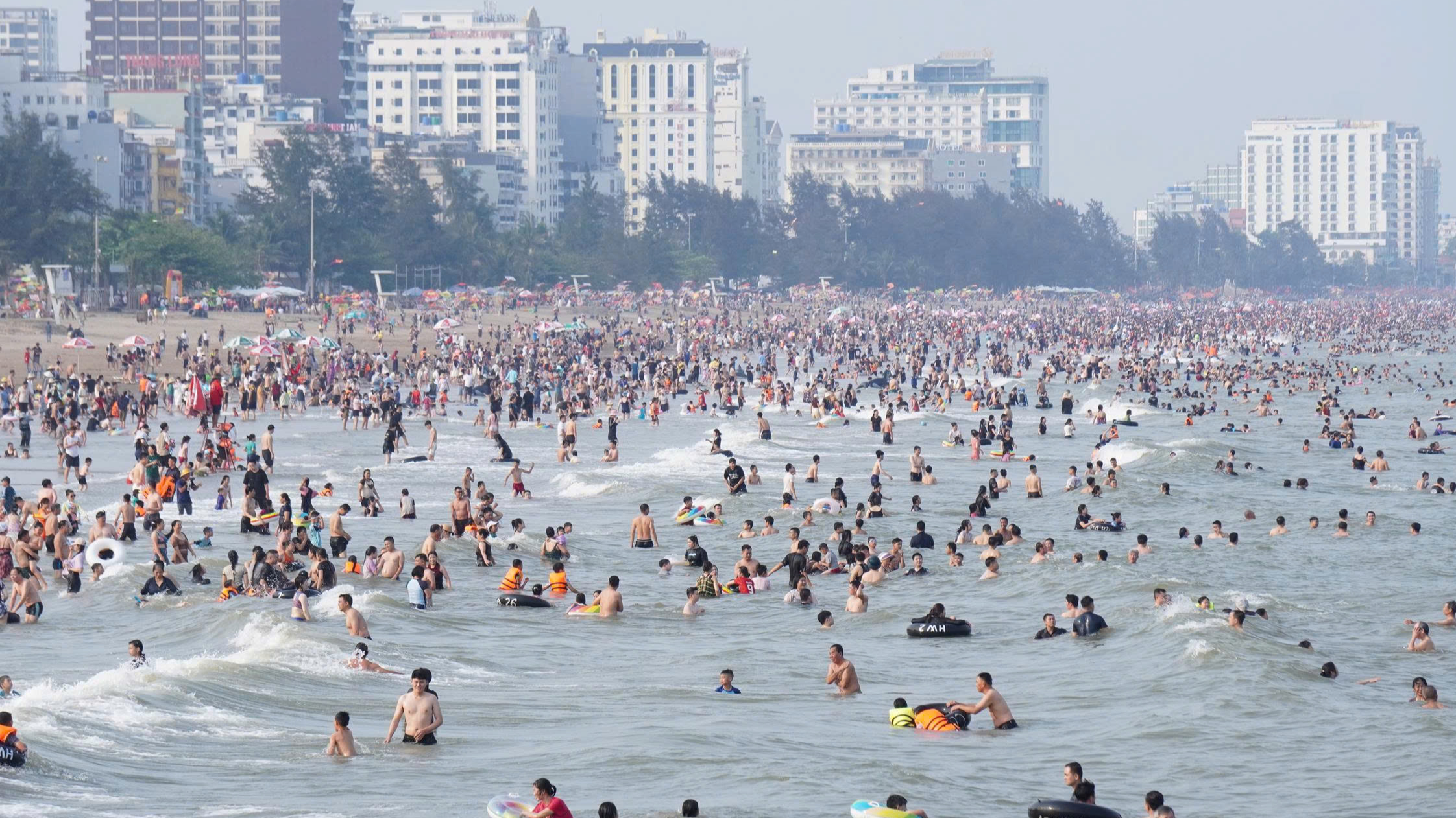 Thời tiết m&aacute;t mẻ biển Sầm Sơn vẫn đ&ocirc;ng nghịt kh&aacute;ch tắm - Ảnh 1.