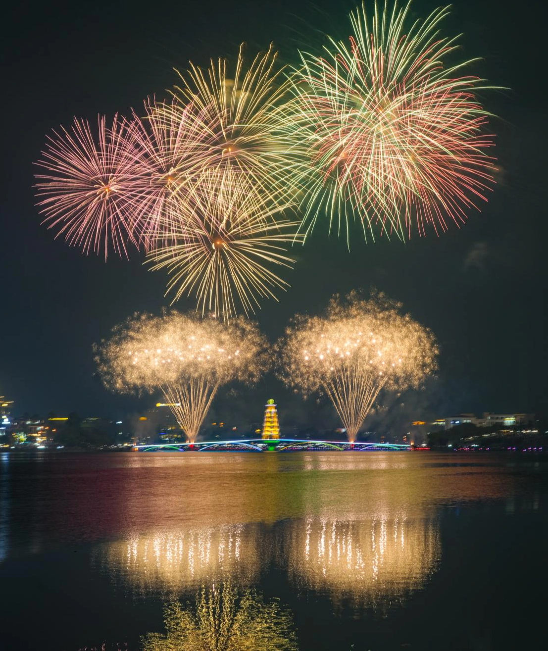 Chi&ecirc;m ngưỡng ph&aacute;o hoa rực s&aacute;ng Ph&uacute; Thọ dịp Giỗ Tổ H&ugrave;ng Vương 2026 - Ảnh 5.