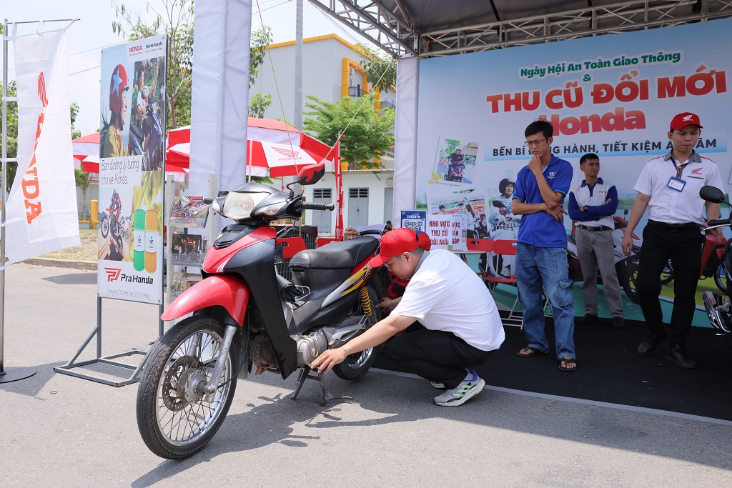 Honda đẩy mạnh 'thu cũ đổi mới', hỗ trợ người mua xe máy mới 1,5 triệu đồng Honda đẩy mạnh 'thu cũ đổi mới', hỗ trợ người mua xe máy mới 1,5 triệu đồng - Ảnh 2.