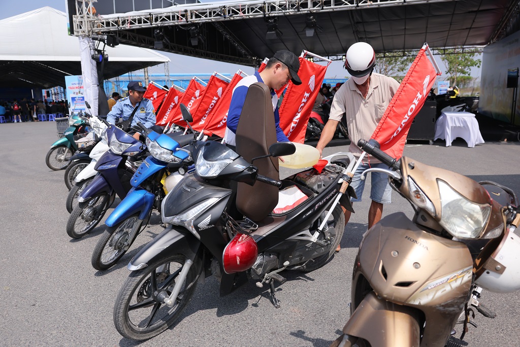 Honda đẩy mạnh 'thu cũ đổi mới', hỗ trợ người mua xe máy mới 1,5 triệu đồng Honda đẩy mạnh 'thu cũ đổi mới', hỗ trợ người mua xe máy mới 1,5 triệu đồng - Ảnh 1.