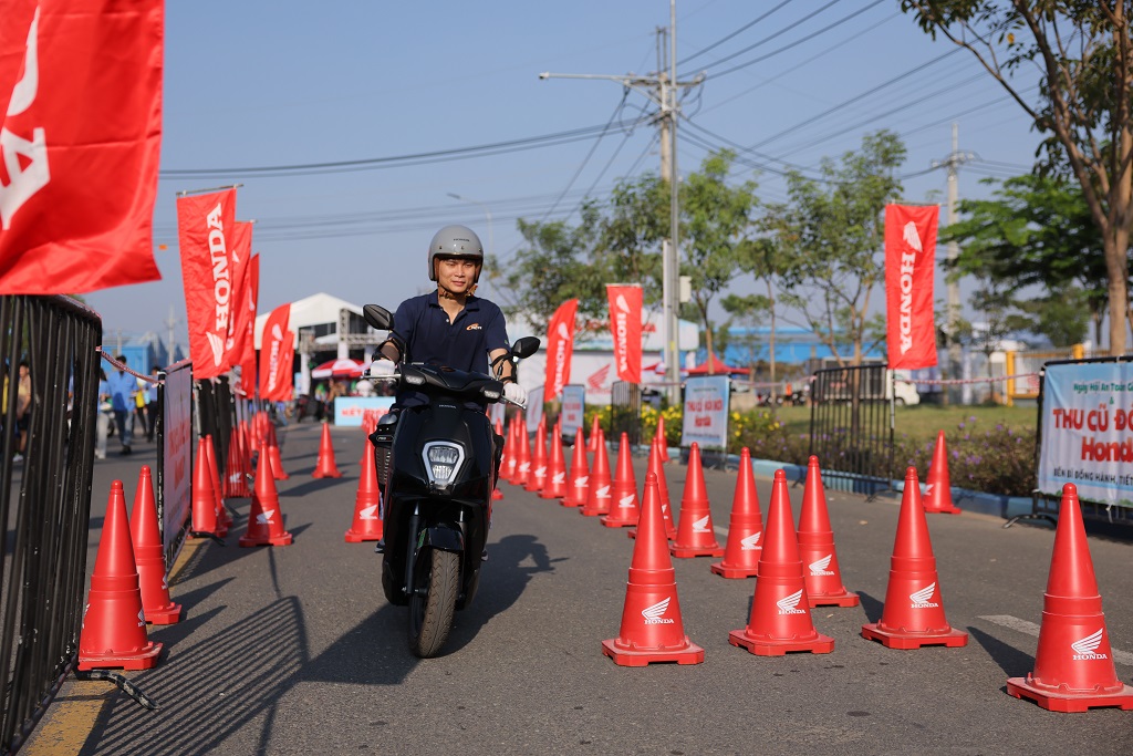 Honda đẩy mạnh 'thu cũ đổi mới', hỗ trợ người mua xe máy mới 1,5 triệu đồng Honda đẩy mạnh 'thu cũ đổi mới', hỗ trợ người mua xe máy mới 1,5 triệu đồng - Ảnh 3.