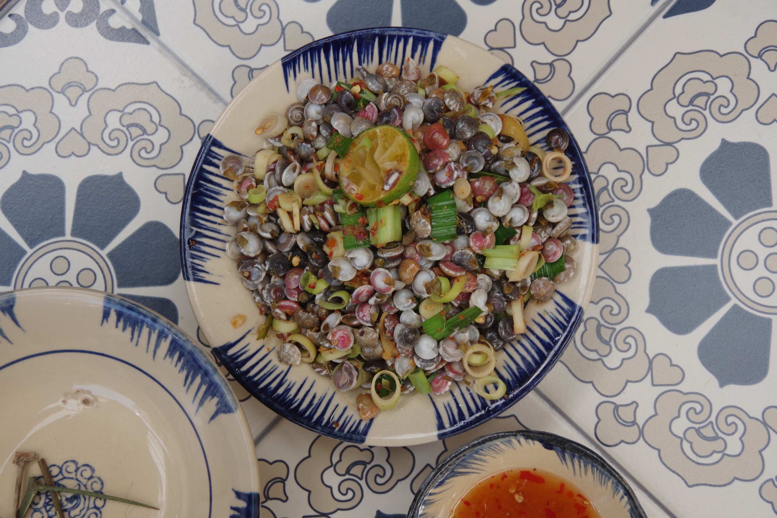 Thử th&aacute;ch 'lể' ốc ruốc bằng gai chanh: N&eacute;t mộc mạc miền Trung giữa l&ograve;ng S&agrave;i G&ograve;n - Ảnh 1.