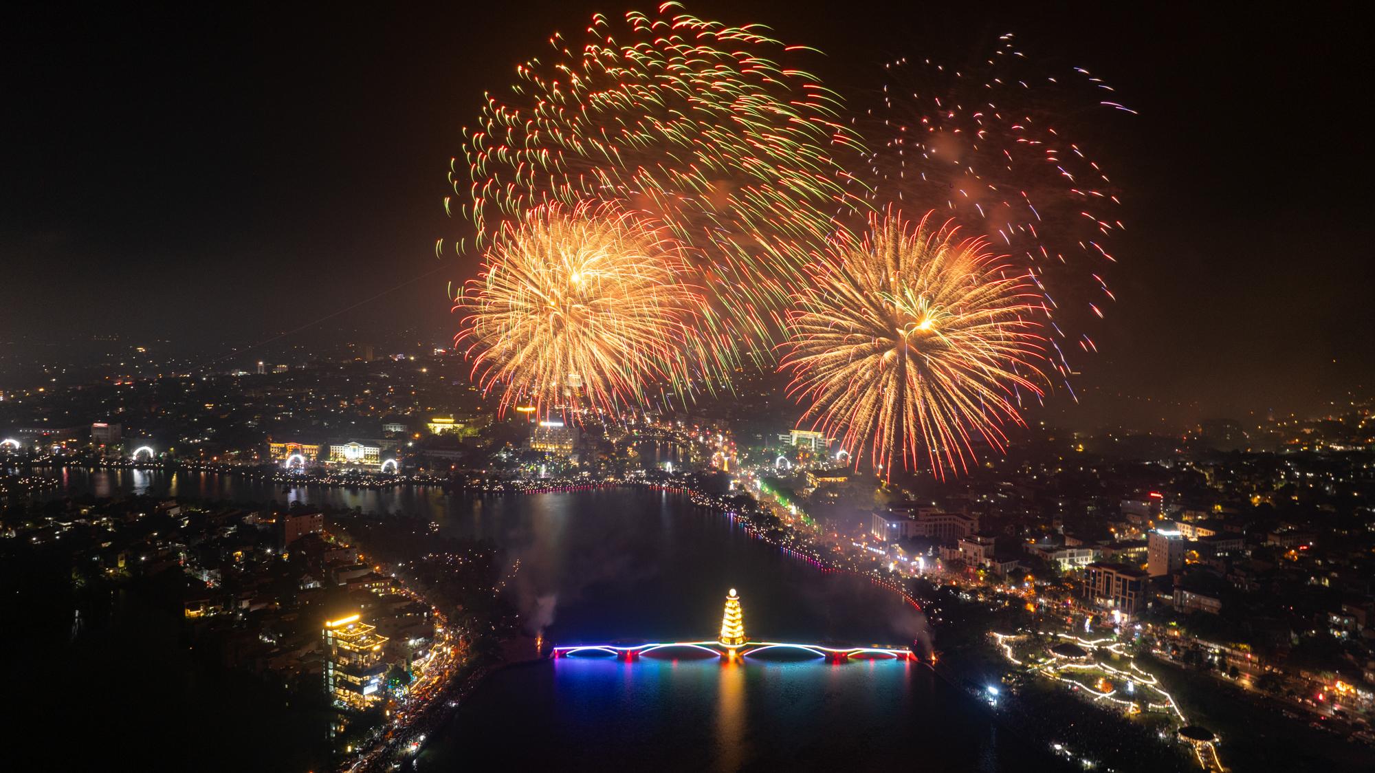 Chi&ecirc;m ngưỡng ph&aacute;o hoa rực s&aacute;ng Ph&uacute; Thọ dịp Giỗ Tổ H&ugrave;ng Vương 2026 - Ảnh 1.