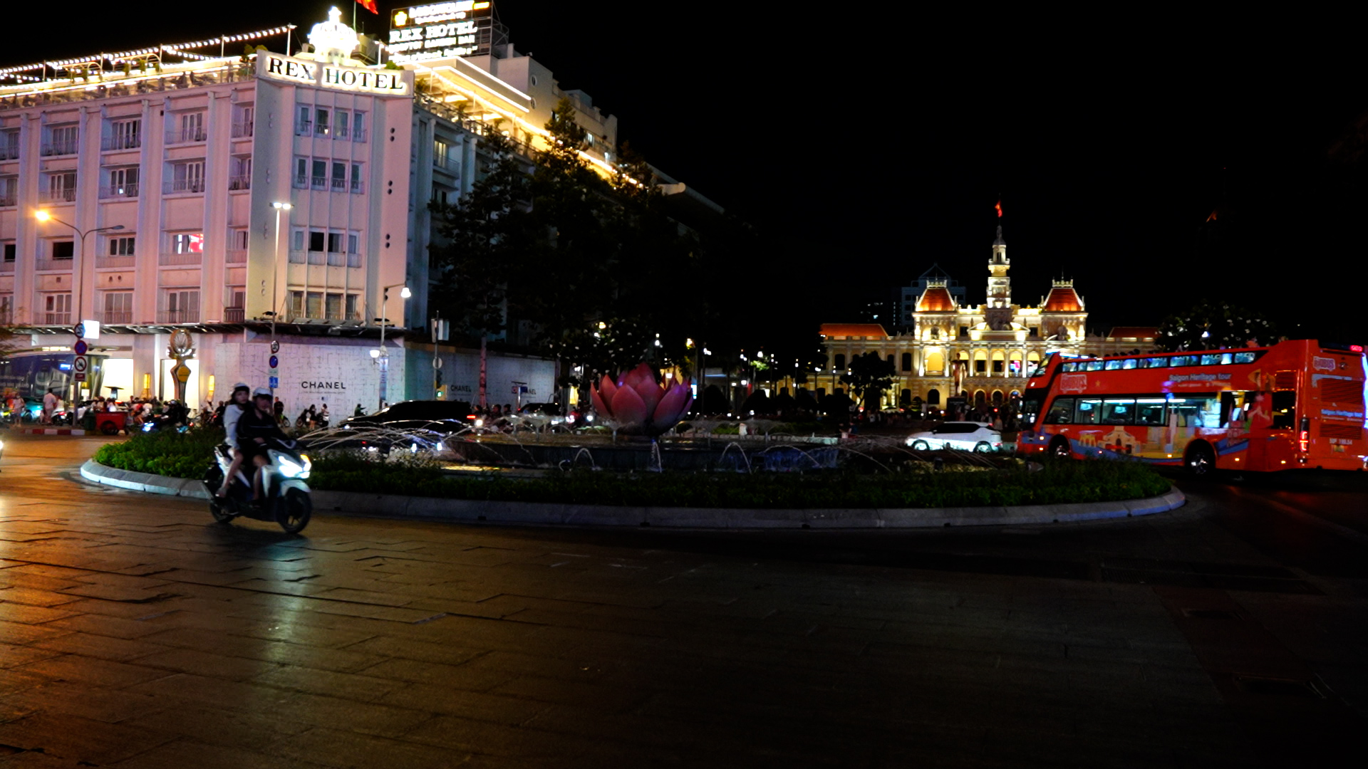 Nhiều biển quảng c&aacute;o, đ&egrave;n trang tr&iacute; ở trung t&acirc;m TP.HCM loạt 'ngủ sớm',  - Ảnh 1.