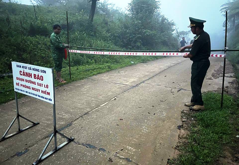 Sạt lở nghiêm trọng ở xã vùng cao Đà Nẵng, người dân được cảnh báo khẩn- Ảnh 2.