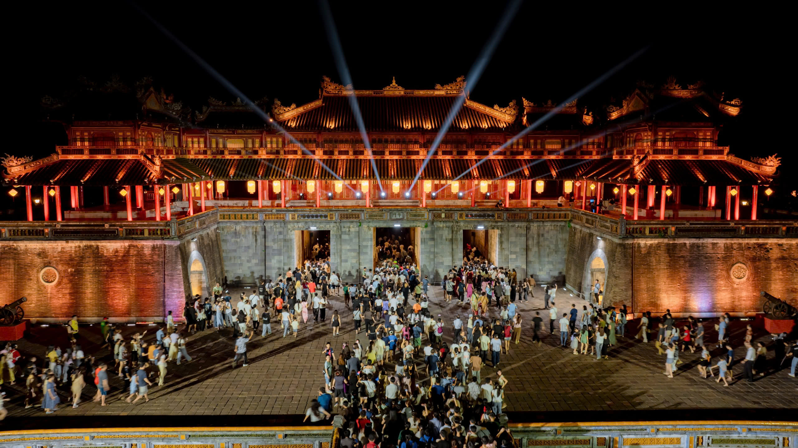 Đại nội Huế mở cửa miễn ph&iacute; đ&oacute;n du kh&aacute;ch chi&ecirc;m ngưỡng &lsquo;Ho&agrave;ng cung huyền ảo&rsquo;- Ảnh 1.