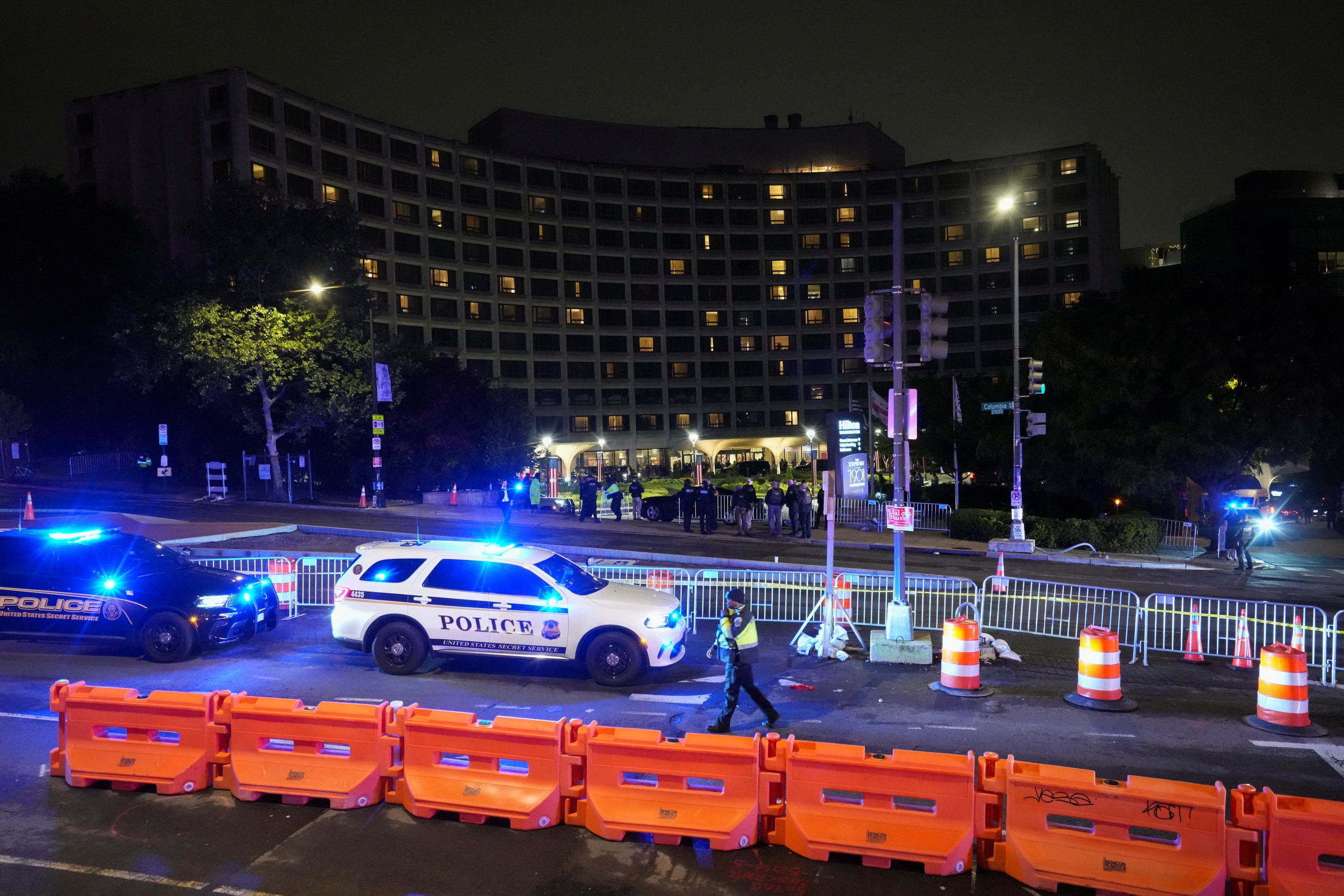 Tổng thống Trump họp b&aacute;o, c&ocirc;ng bố ảnh nghi phạm nổ s&uacute;ng - Ảnh 4.