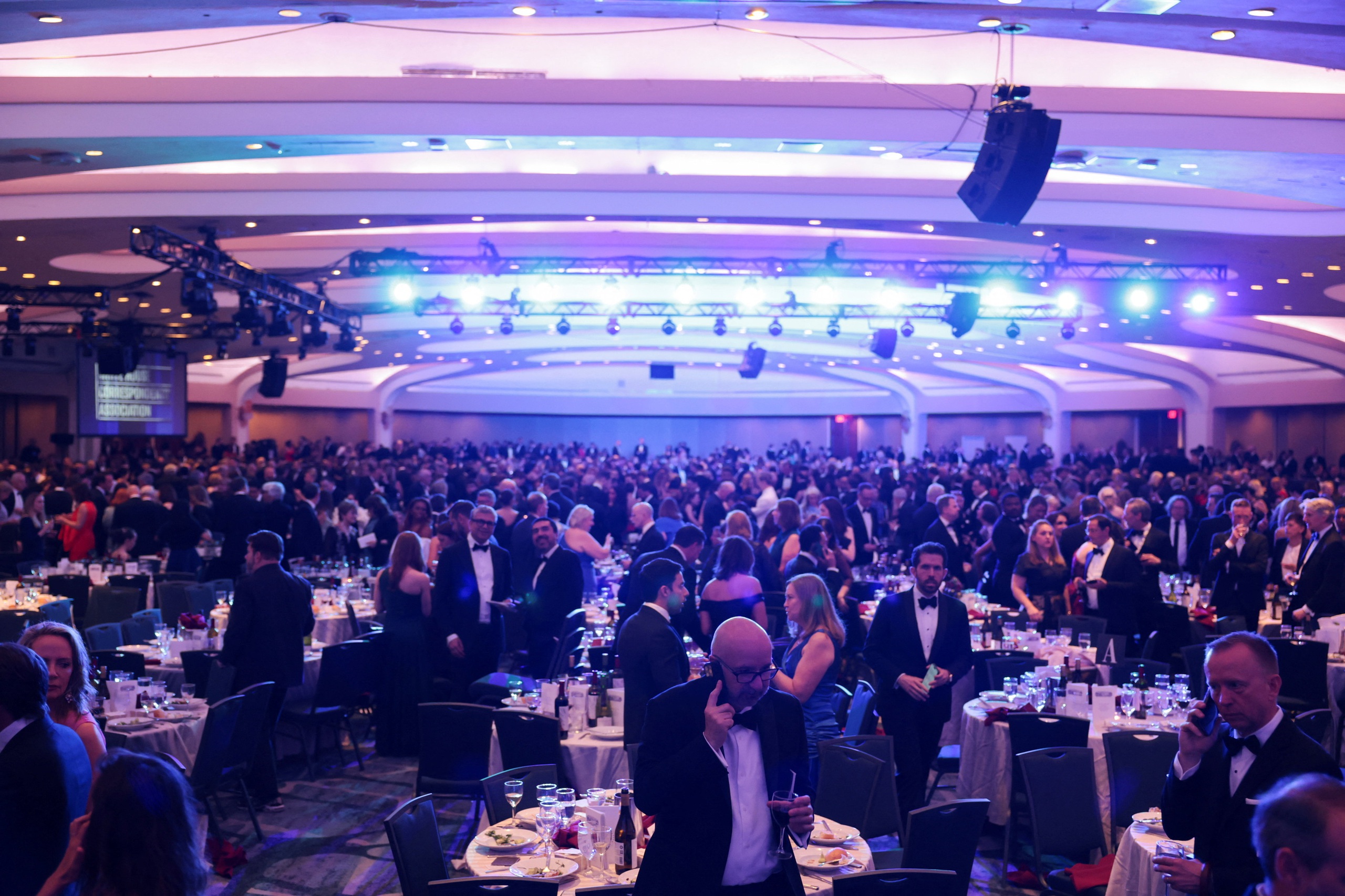 Tổng thống Trump họp b&aacute;o, c&ocirc;ng bố ảnh nghi phạm nổ s&uacute;ng - Ảnh 6.