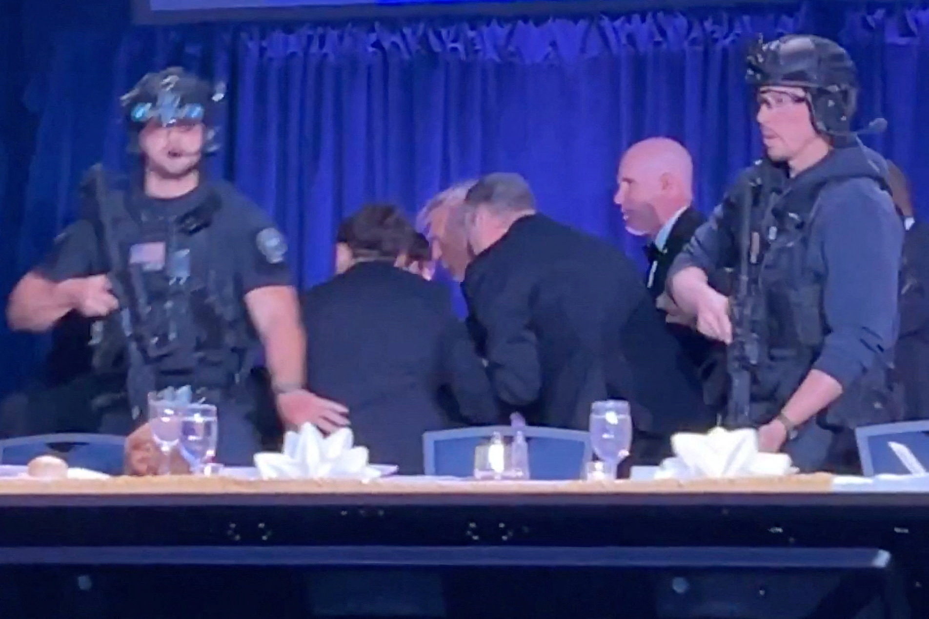 Tổng thống Trump họp b&aacute;o, c&ocirc;ng bố ảnh nghi phạm nổ s&uacute;ng - Ảnh 7.