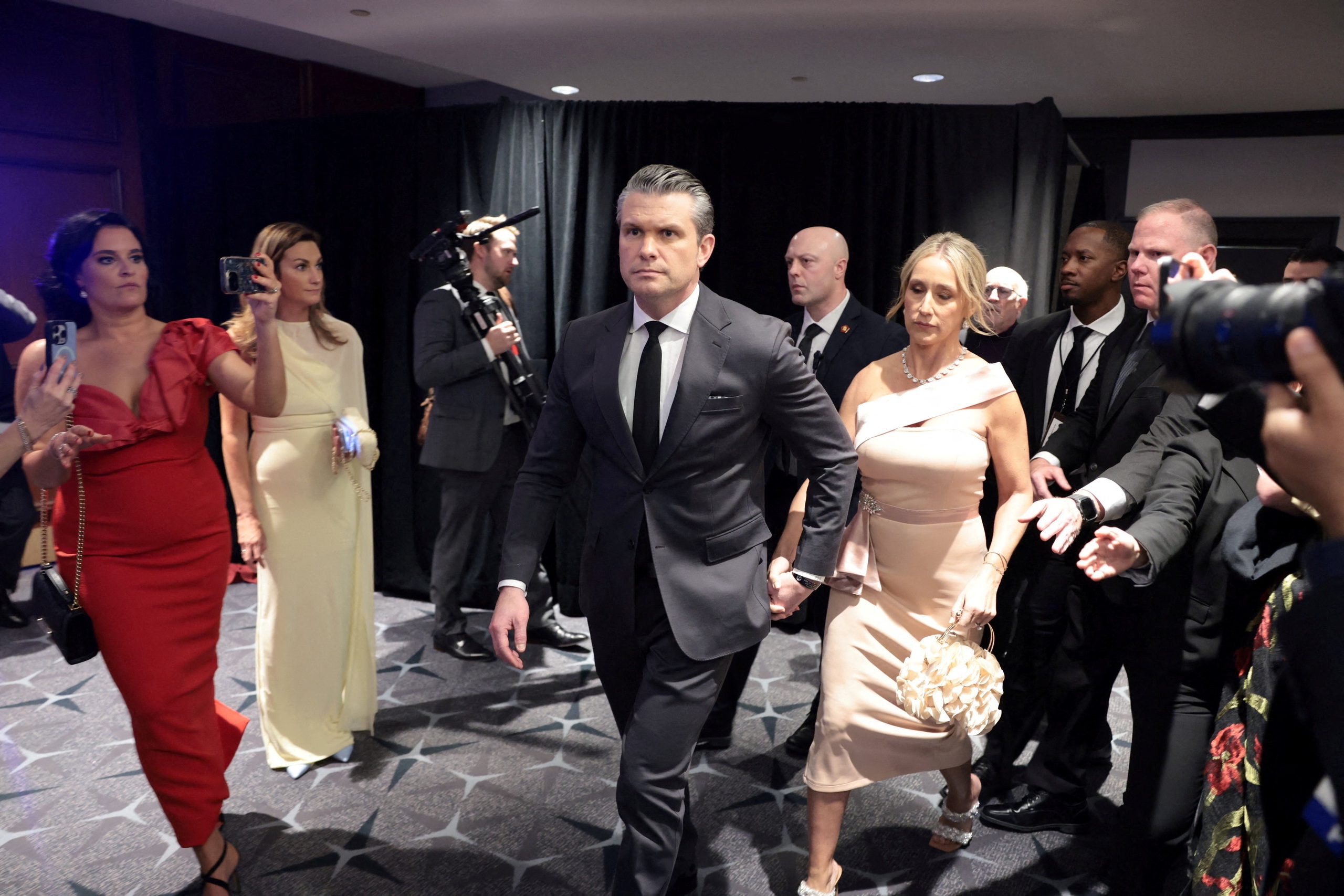 Tổng thống Trump họp b&aacute;o, c&ocirc;ng bố ảnh nghi phạm nổ s&uacute;ng - Ảnh 11.