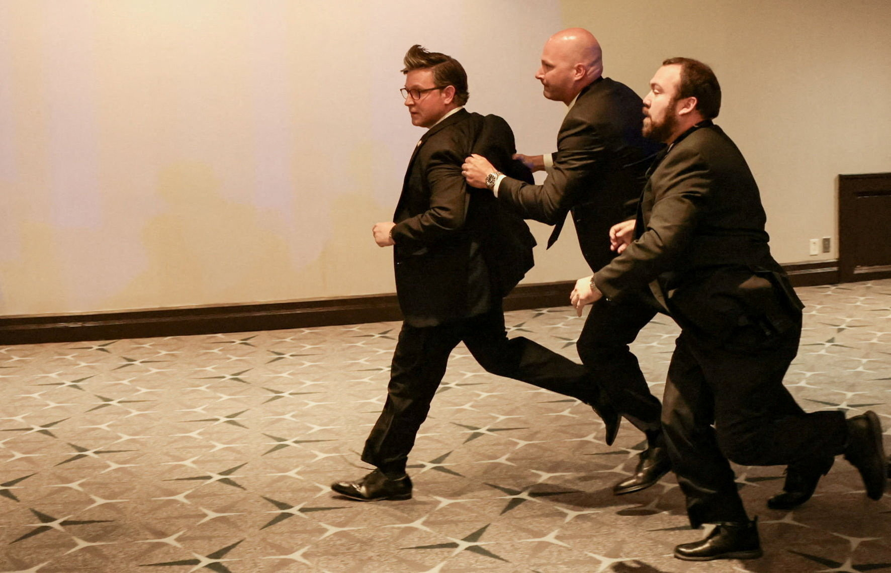 Tổng thống Trump họp b&aacute;o, c&ocirc;ng bố ảnh nghi phạm nổ s&uacute;ng - Ảnh 8.