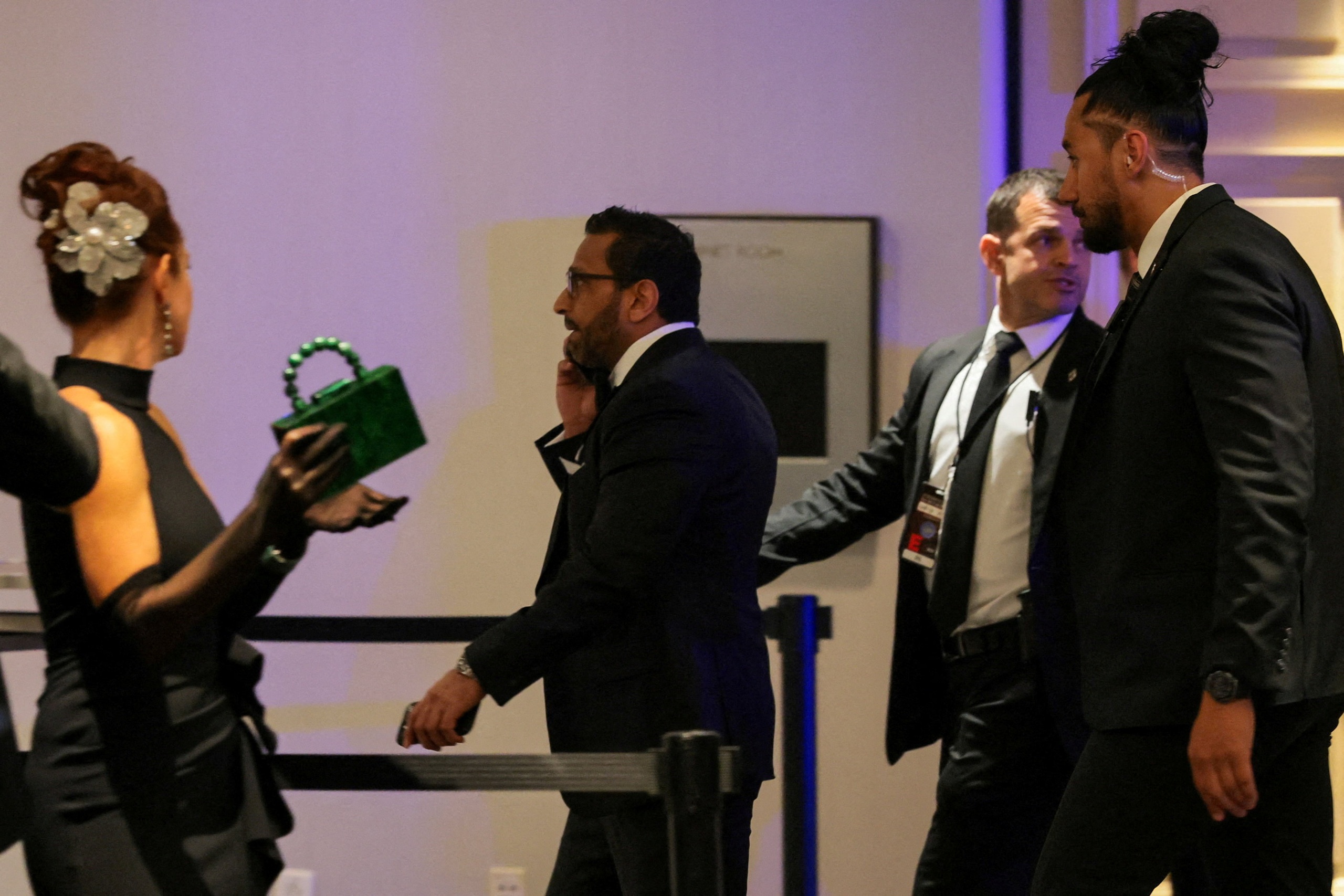 Tổng thống Trump họp b&aacute;o, c&ocirc;ng bố ảnh nghi phạm nổ s&uacute;ng - Ảnh 12.