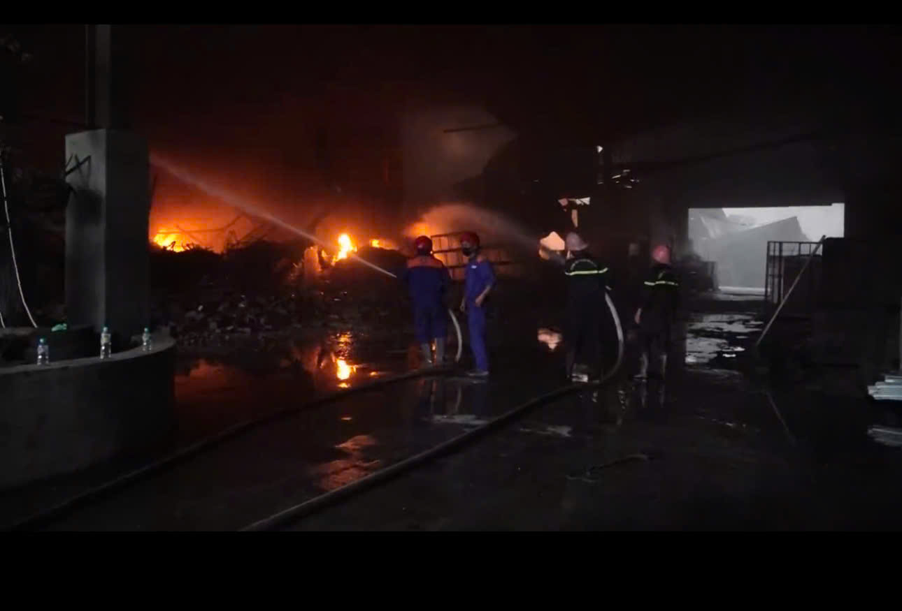 Cháy lớn nhà xưởng ở Gia Lai, huy động nhiều lực lượng dập lửa, cứu tài sản- Ảnh 1.