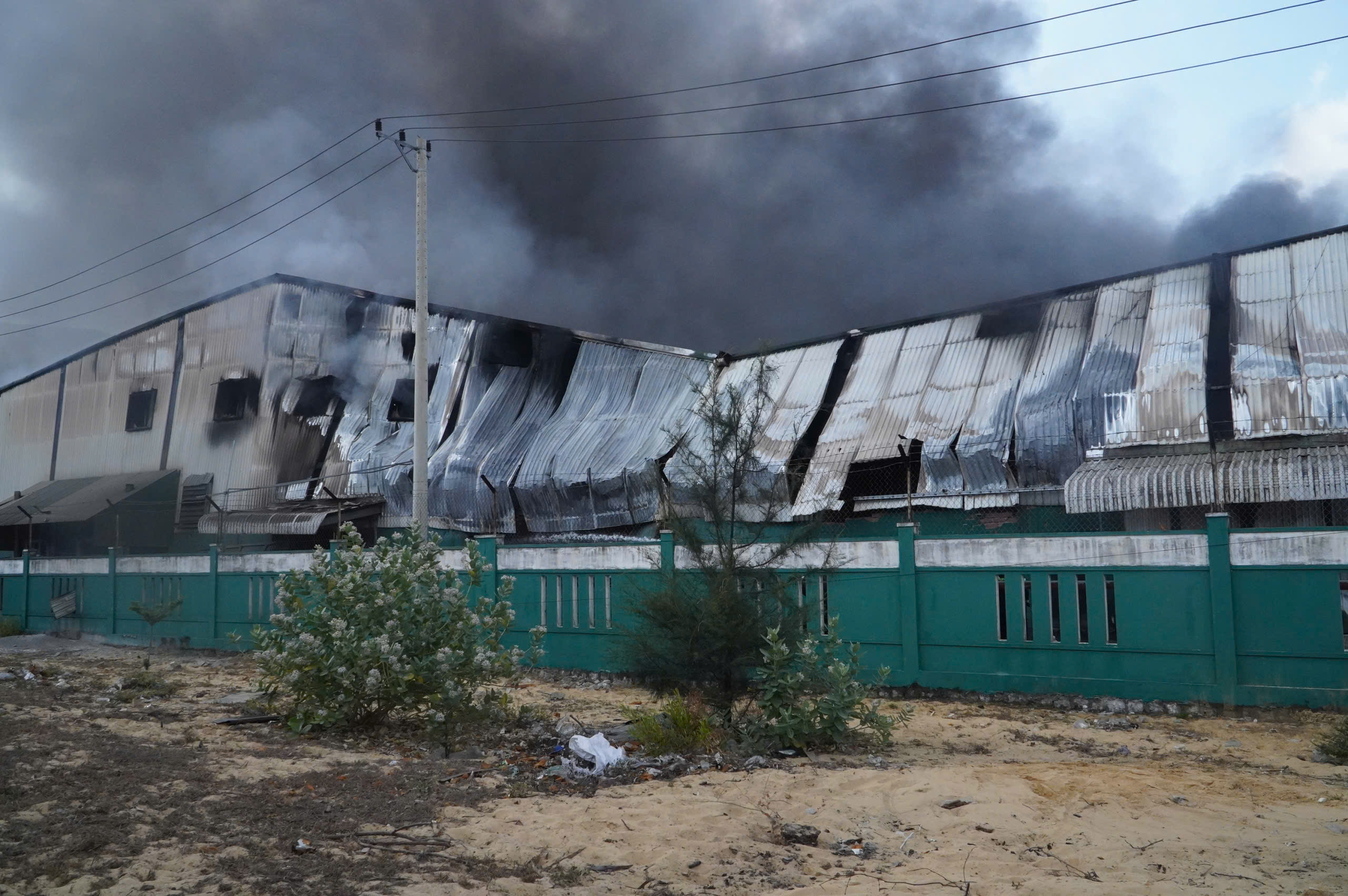 Cháy lớn nhà xưởng ở Gia Lai, huy động nhiều lực lượng dập lửa, cứu tài sản- Ảnh 4.