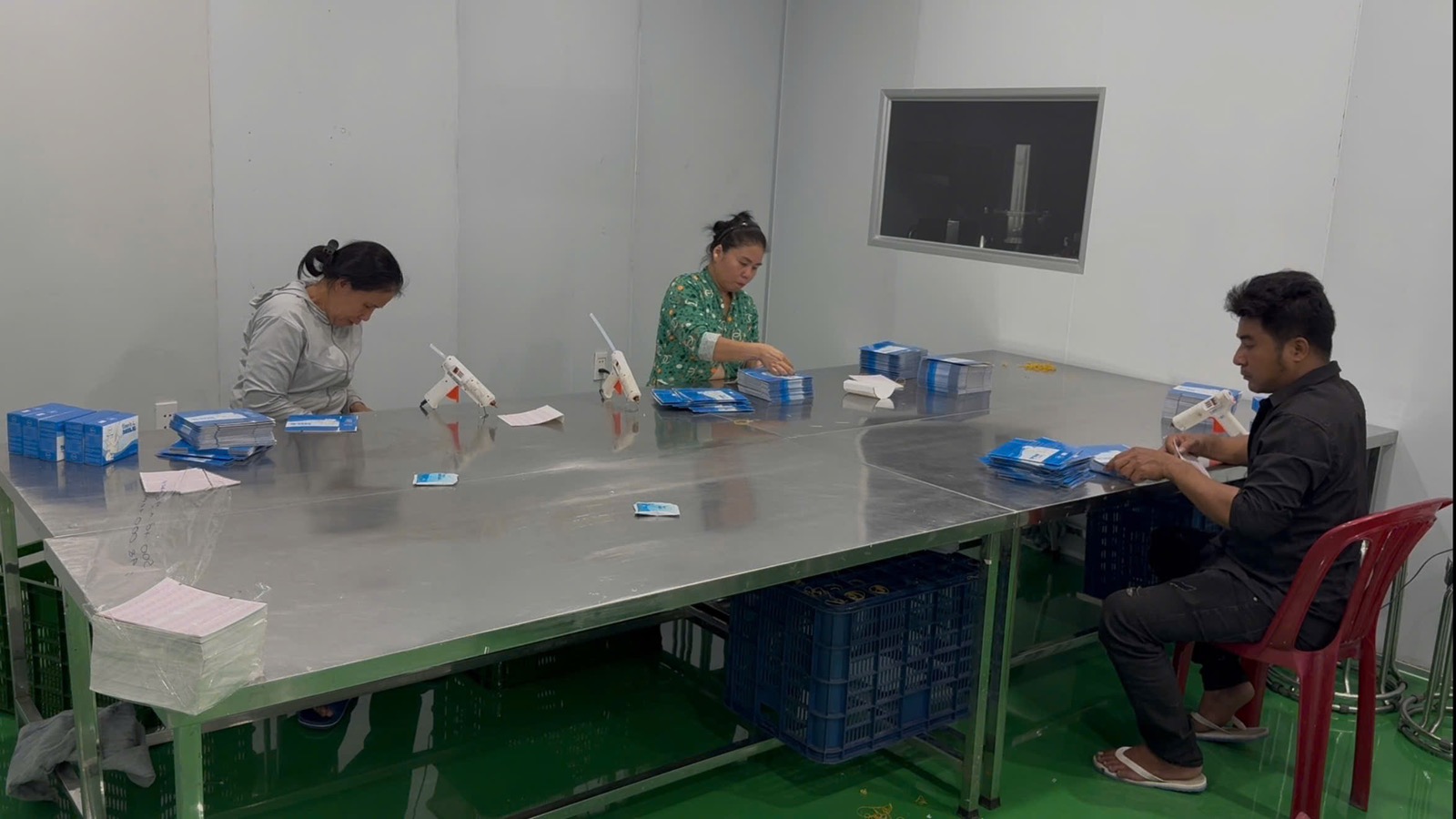 Công an TP.HCM bắt vợ chồng sản xuất thuốc giảm cân Emo’s chứa chất cấm - Ảnh 2.