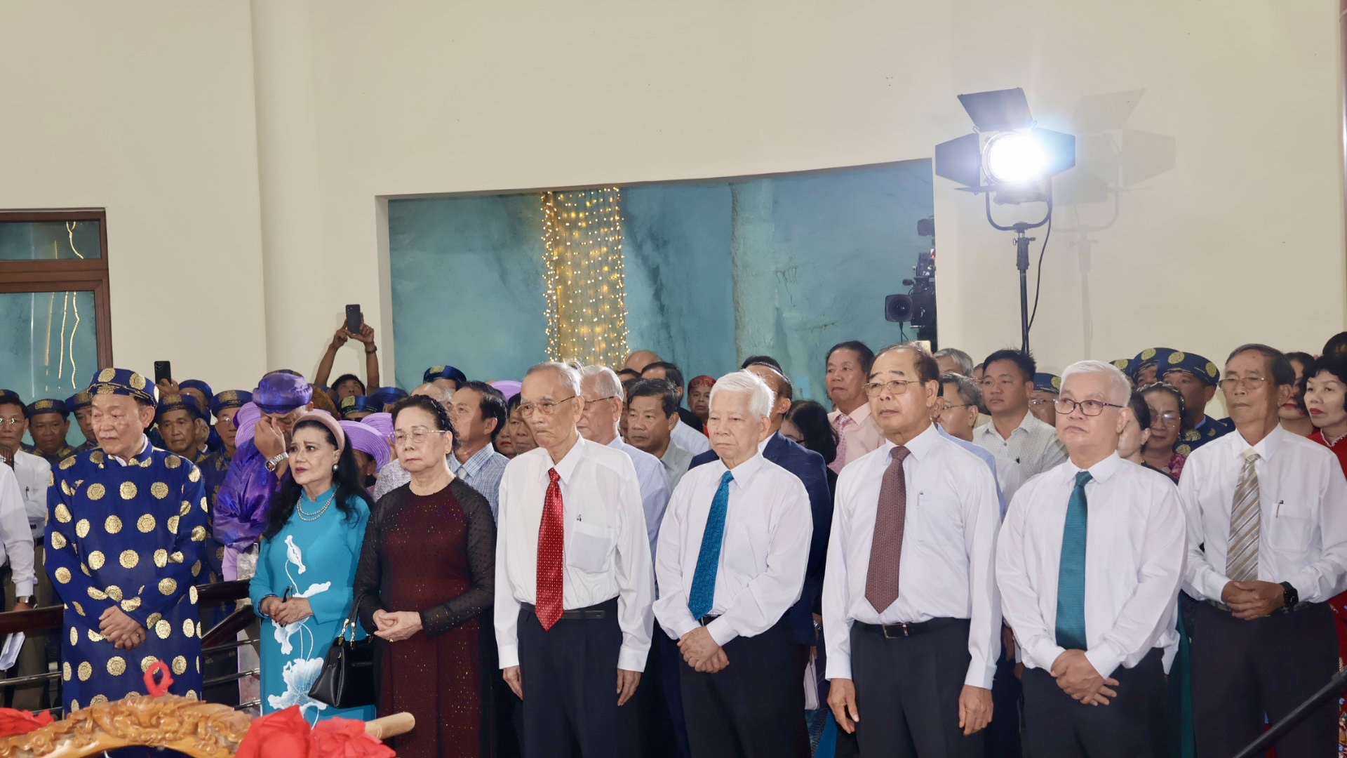 Nguy&ecirc;n Chủ tịch nước Nguyễn Minh Triết d&acirc;ng hương tưởng niệm c&aacute;c vua H&ugrave;ng - Ảnh 1.