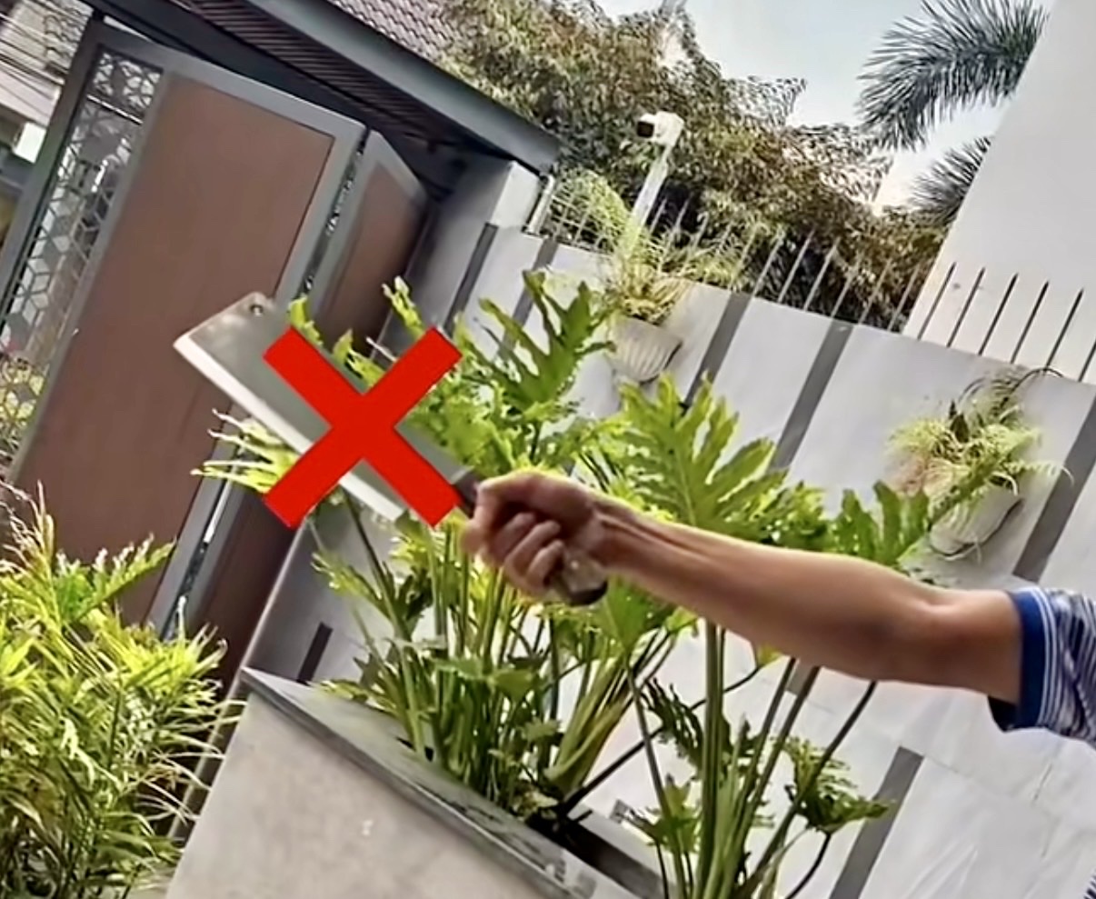 Chồng ngủ lâu trong phòng, vợ gọi thợ sửa khóa đến mở cửa thì bị đe dọa - Ảnh 1.