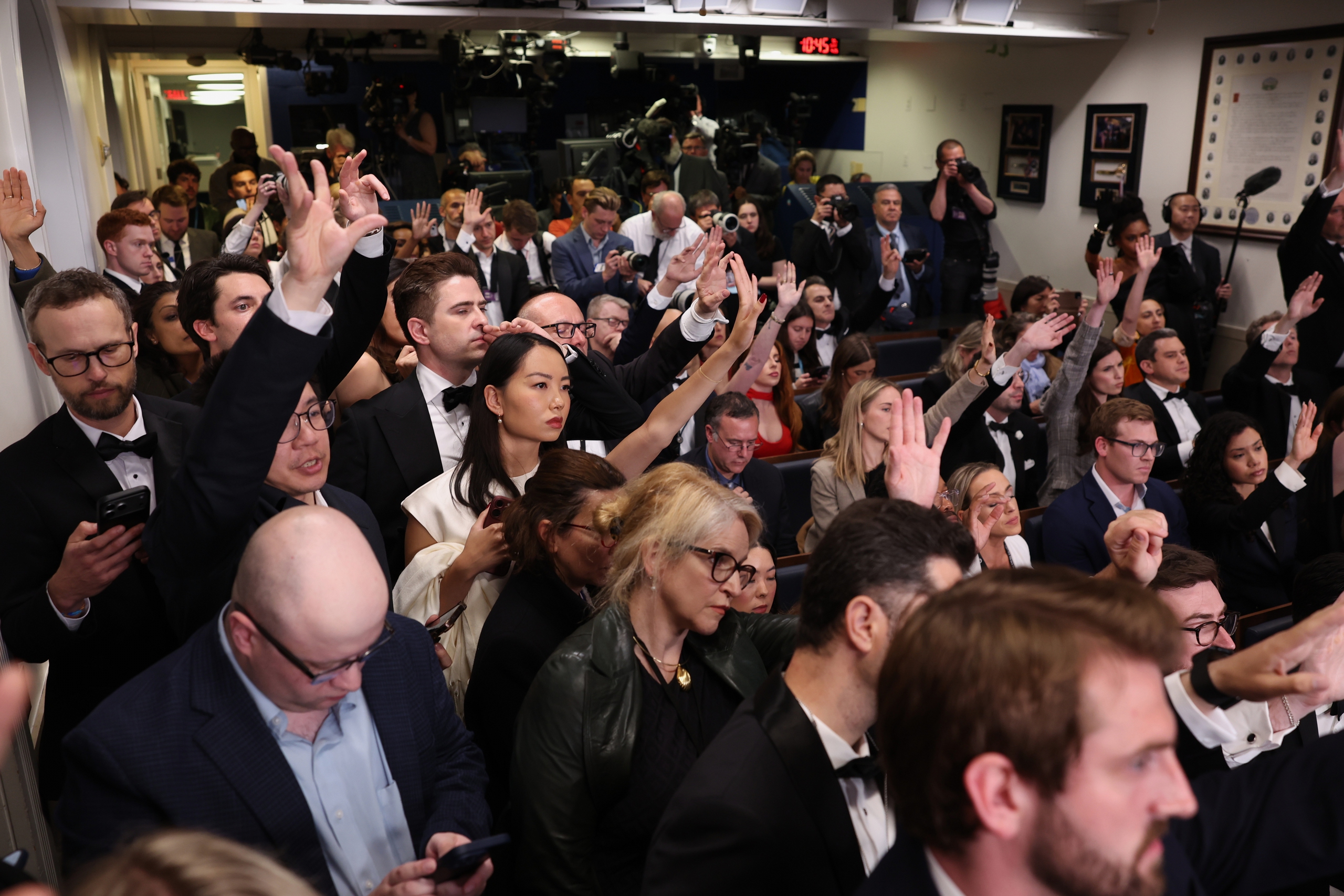 Tổng thống Trump họp b&aacute;o, c&ocirc;ng bố ảnh nghi phạm nổ s&uacute;ng - Ảnh 2.