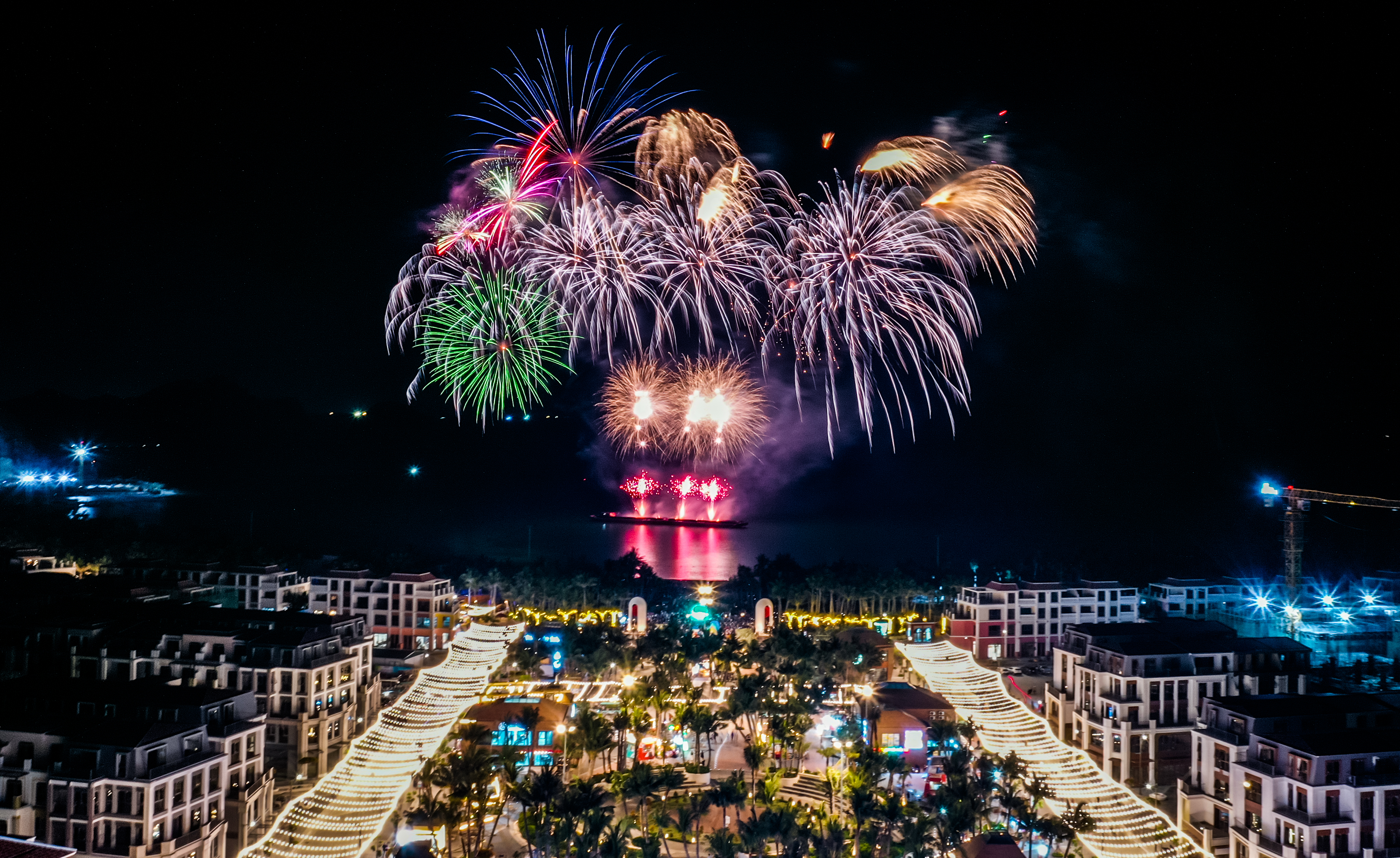 Cát Bà bùng nổ phố đêm- Ảnh 1.