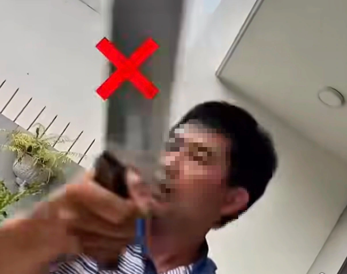 Chồng ngủ lâu trong phòng, vợ gọi thợ sửa khóa đến mở cửa thì bị đe dọa - Ảnh 2.