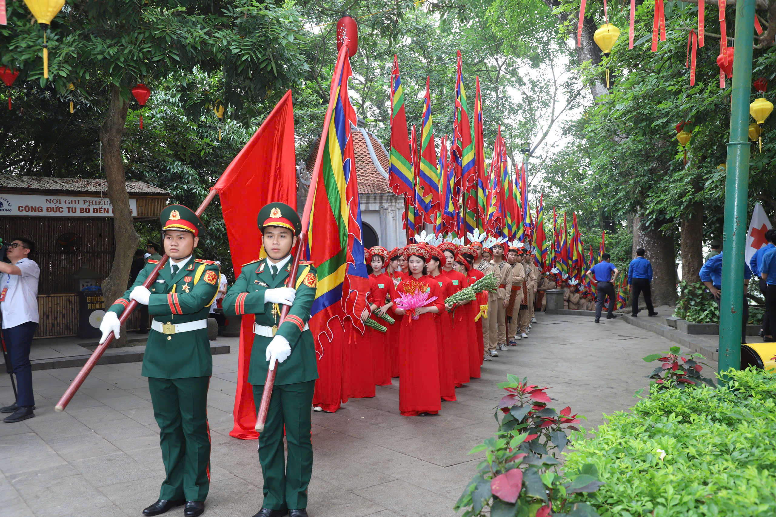 Tổng B&iacute; thư, Chủ tịch nước T&ocirc; L&acirc;m d&acirc;ng hương tưởng nhớ c&aacute;c vua H&ugrave;ng- Ảnh 2.