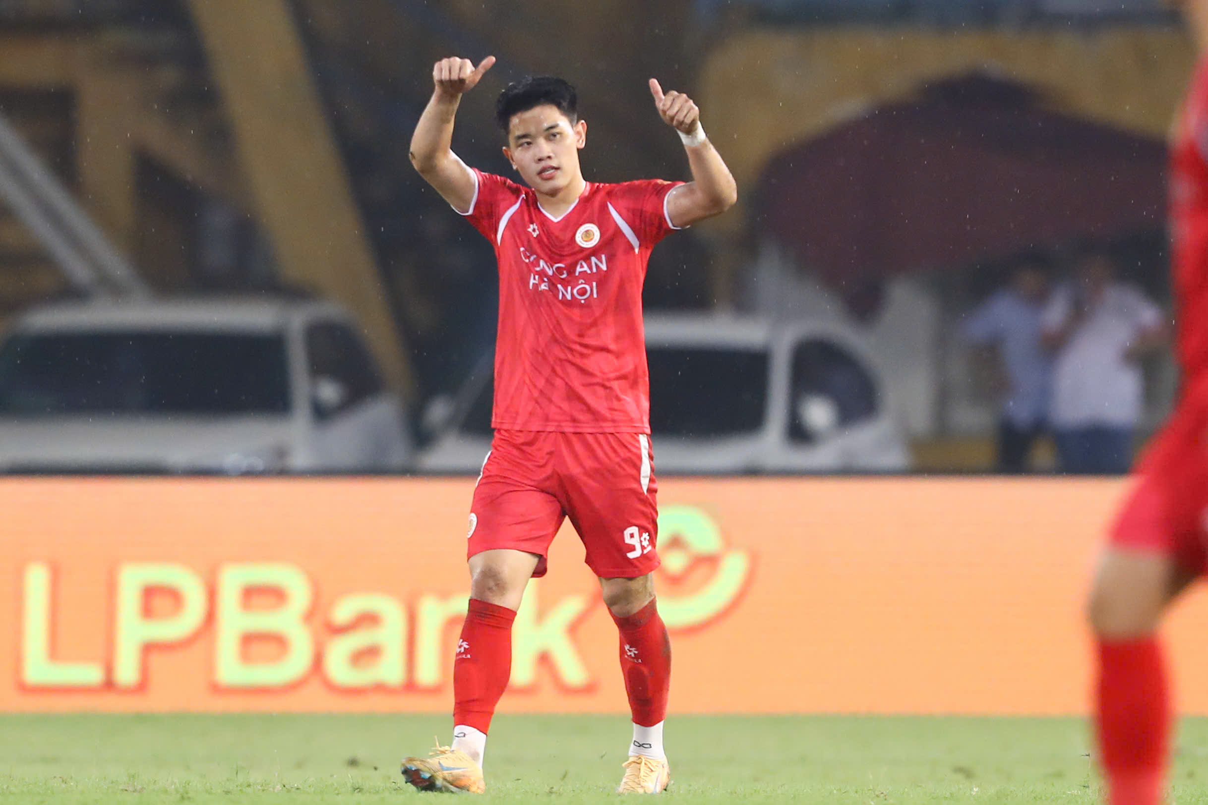 Đ&igrave;nh Bắc b&ugrave;ng nổ lập hat-trick, CLB CAHN đ&aacute;nh bại SLNA: Thẳng tiến đến ng&ocirc;i  v&ocirc; địch V-League