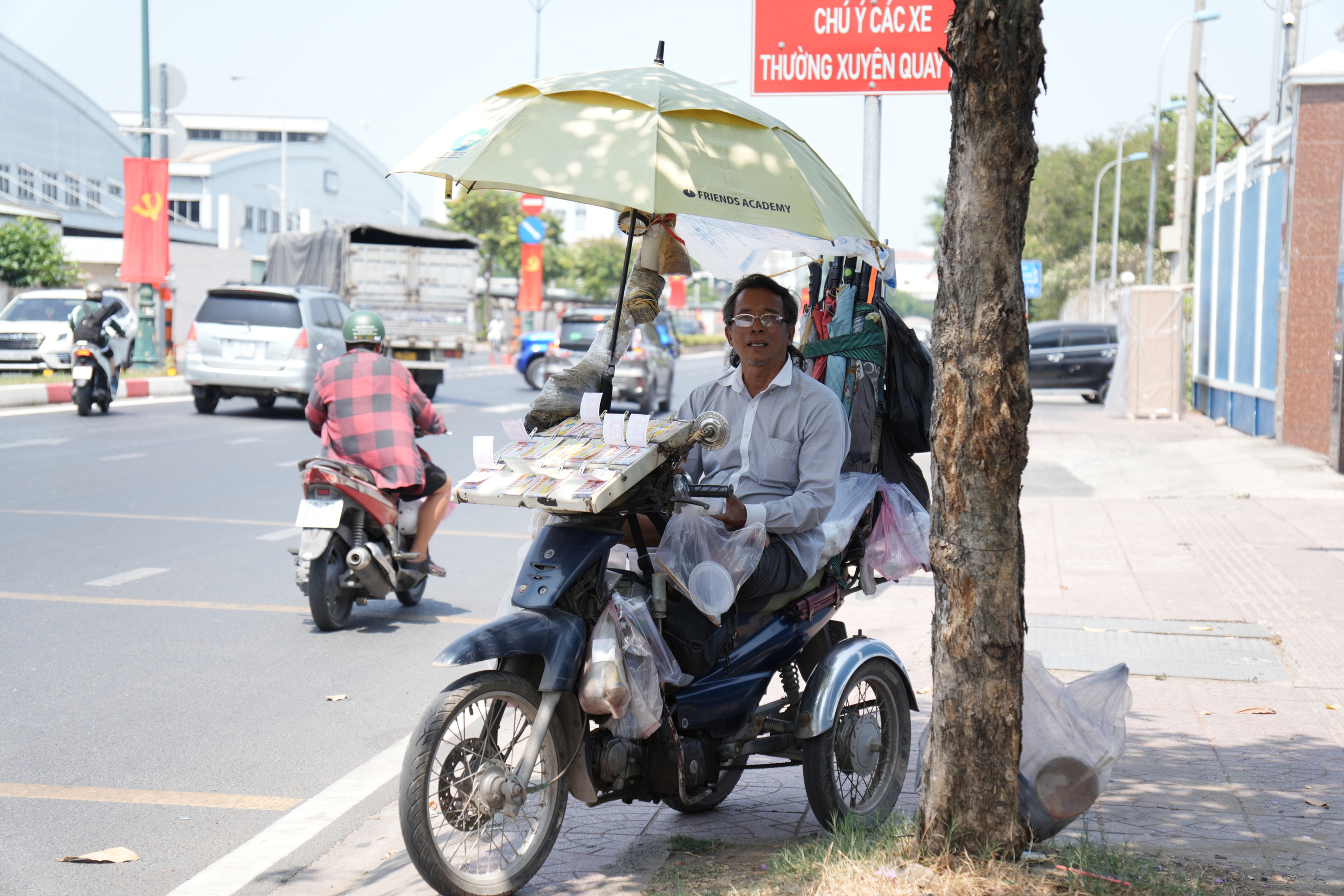  Người lao động tranh thủ ‘cày’ kiếm thêm thu nhập - Ảnh 3.