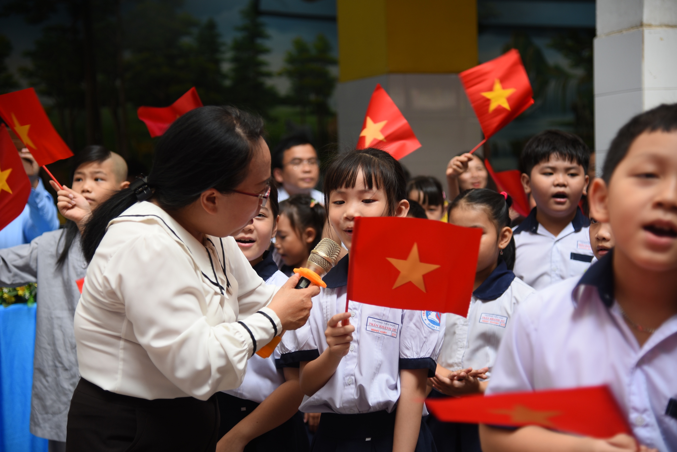 Bồi đắp l&ograve;ng y&ecirc;u nước cho học tr&ograve; từ những điều b&igrave;nh dị - Ảnh 8.