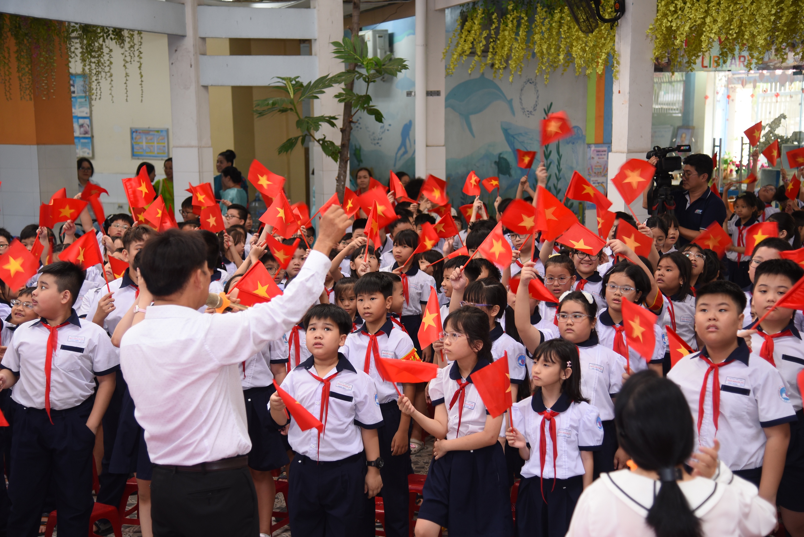 Bồi đắp l&ograve;ng y&ecirc;u nước cho học tr&ograve; từ những điều b&igrave;nh dị - Ảnh 9.