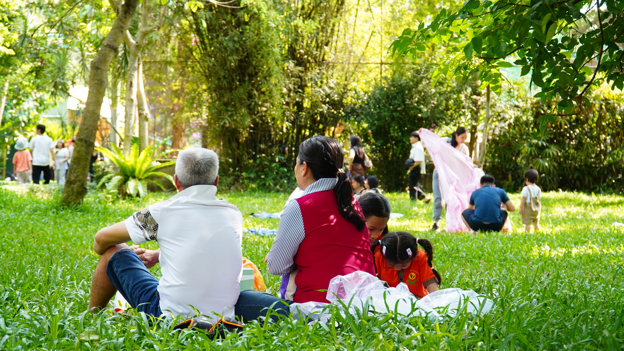 Thảo Cầm Vi&ecirc;n đ&ocirc;ng nghẹt dịp Giỗ tổ H&ugrave;ng Vương,  - Ảnh 1.