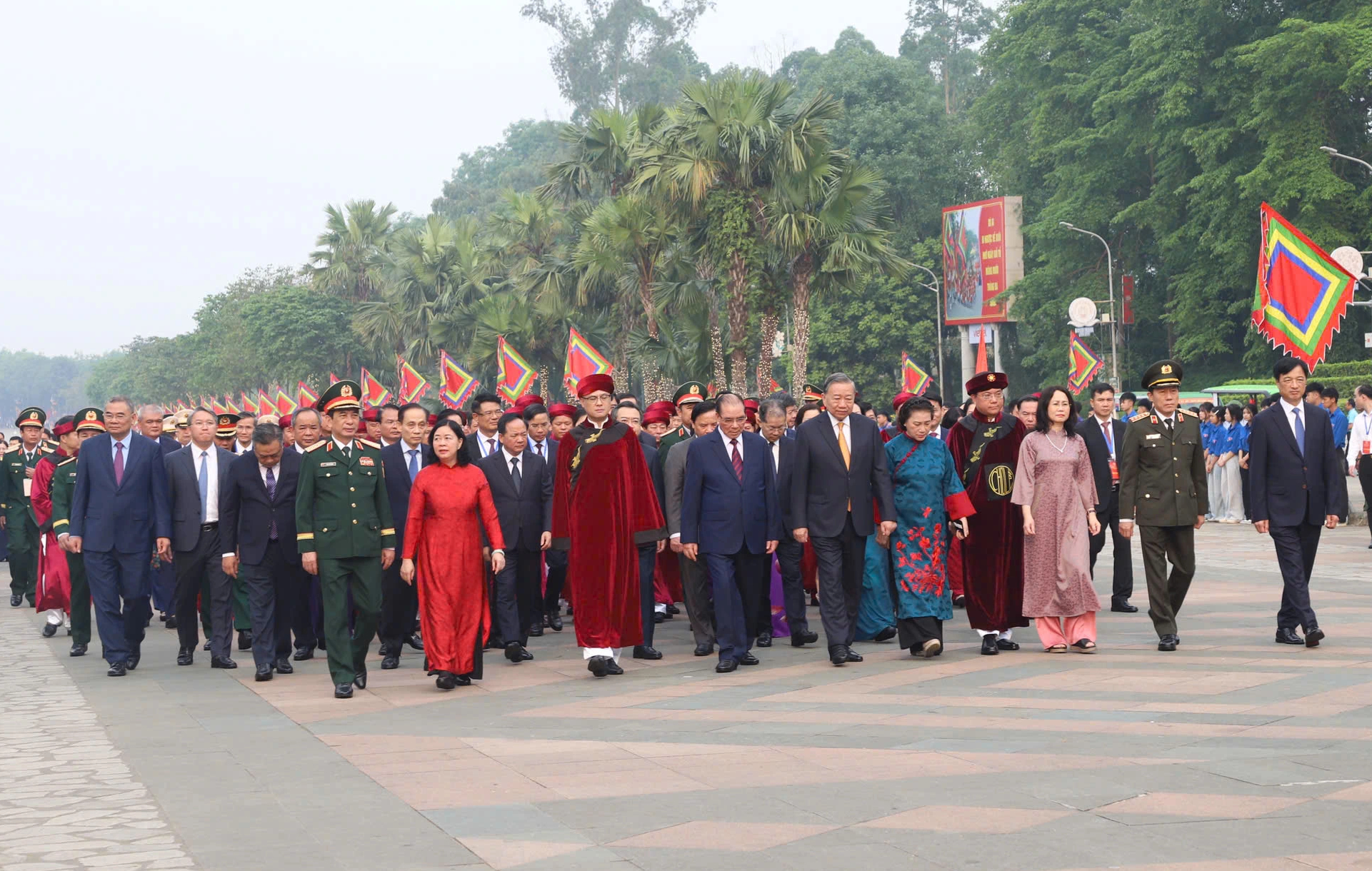 Tổng B&iacute; thư, Chủ tịch nước T&ocirc; L&acirc;m d&acirc;ng hương tưởng nhớ c&aacute;c vua H&ugrave;ng- Ảnh 1.