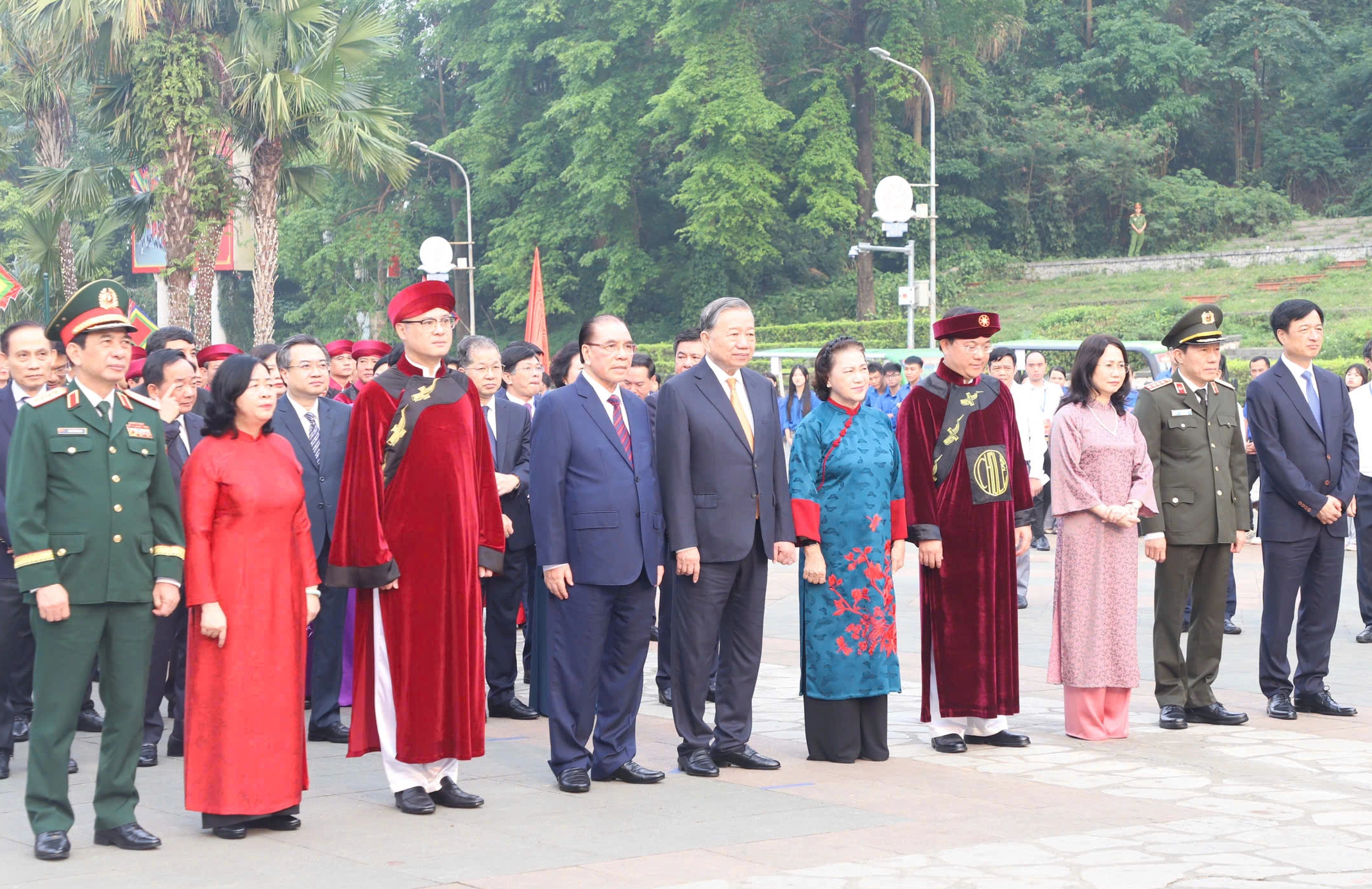 Tổng B&iacute; thư, Chủ tịch nước T&ocirc; L&acirc;m d&acirc;ng hương tưởng nhớ c&aacute;c vua H&ugrave;ng- Ảnh 6.