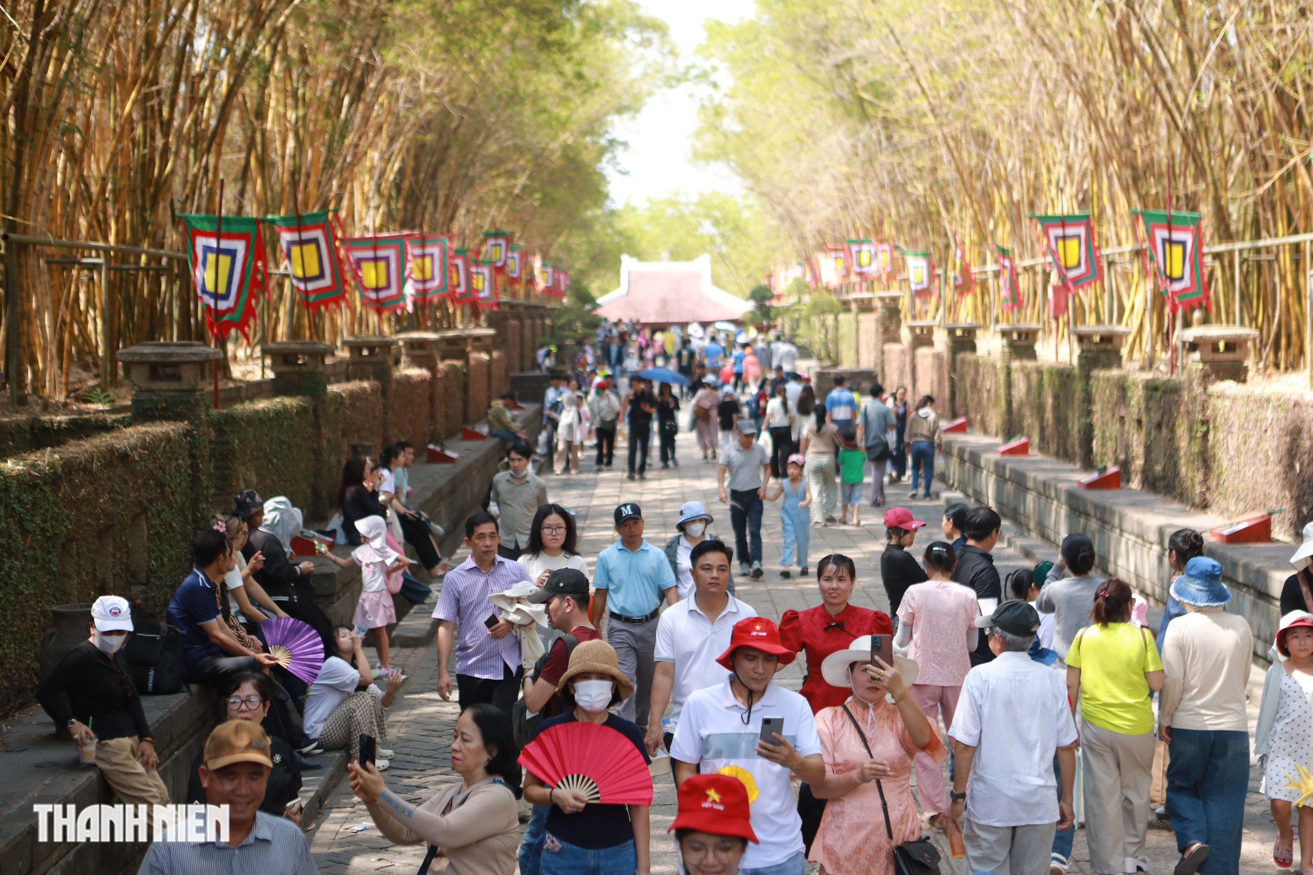 Chen ch&uacute;c d&acirc;ng hương ở Đền tưởng niệm c&aacute;c Vua H&ugrave;ng dịp giỗ tổ H&ugrave;ng Vương - Ảnh 1.