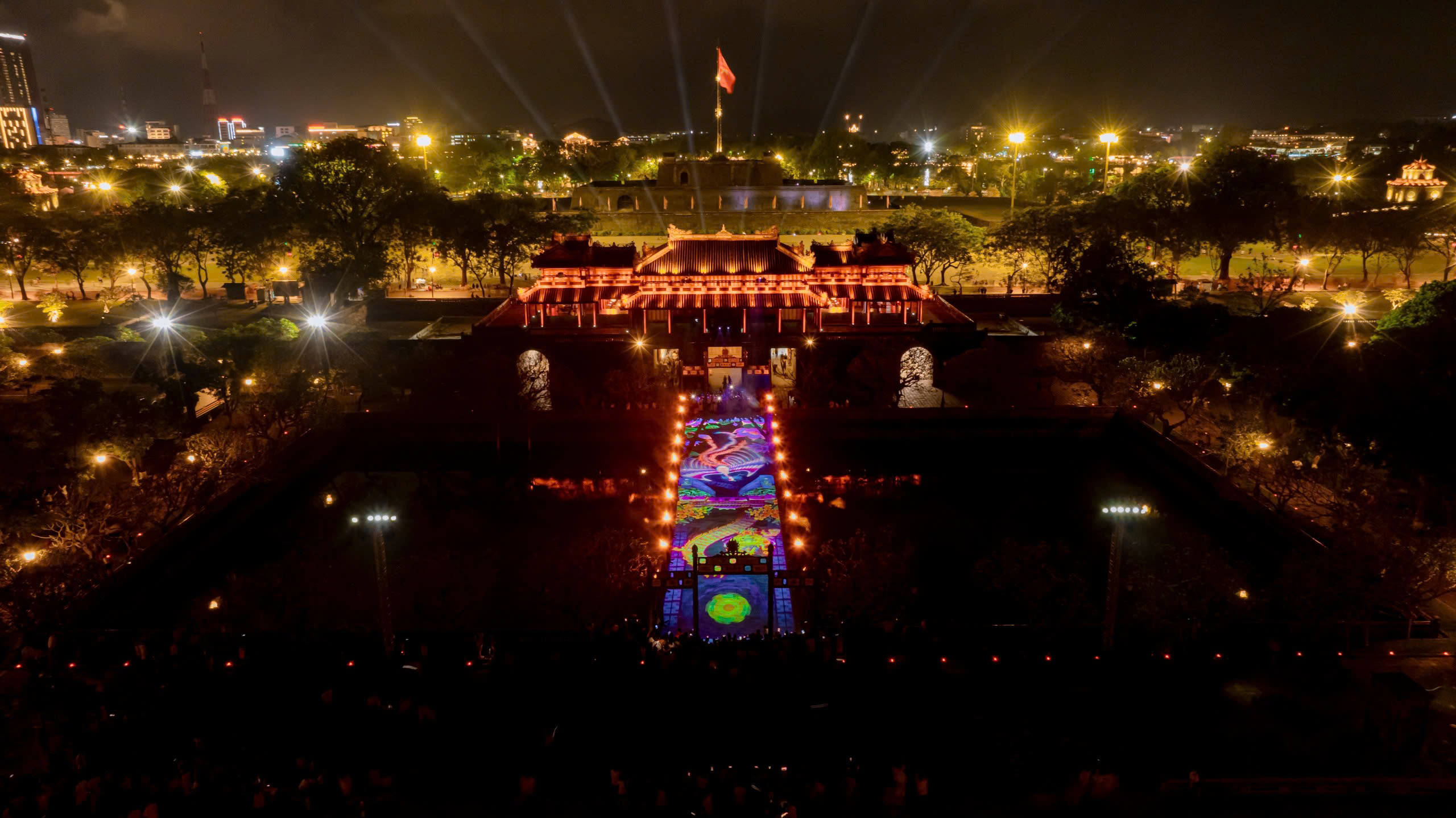 Đại nội Huế mở cửa miễn ph&iacute; đ&oacute;n du kh&aacute;ch chi&ecirc;m ngưỡng &lsquo;Ho&agrave;ng cung huyền ảo&rsquo;- Ảnh 4.