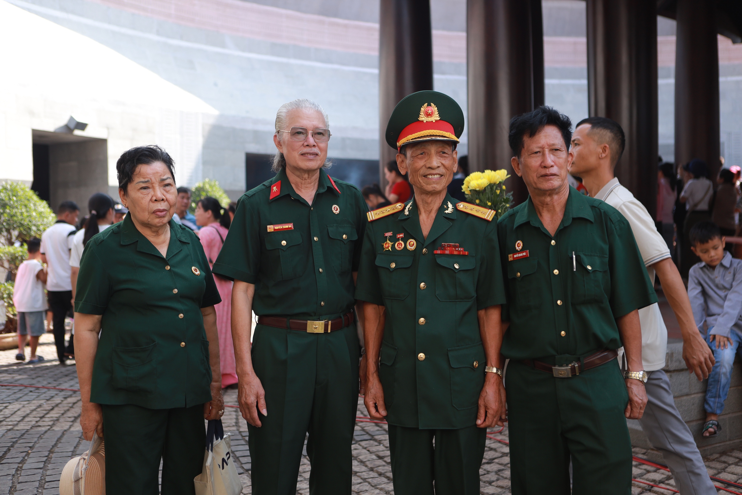 Chen ch&uacute;c d&acirc;ng hương ở Đền tưởng niệm c&aacute;c Vua H&ugrave;ng dịp giỗ tổ H&ugrave;ng Vương - Ảnh 8.