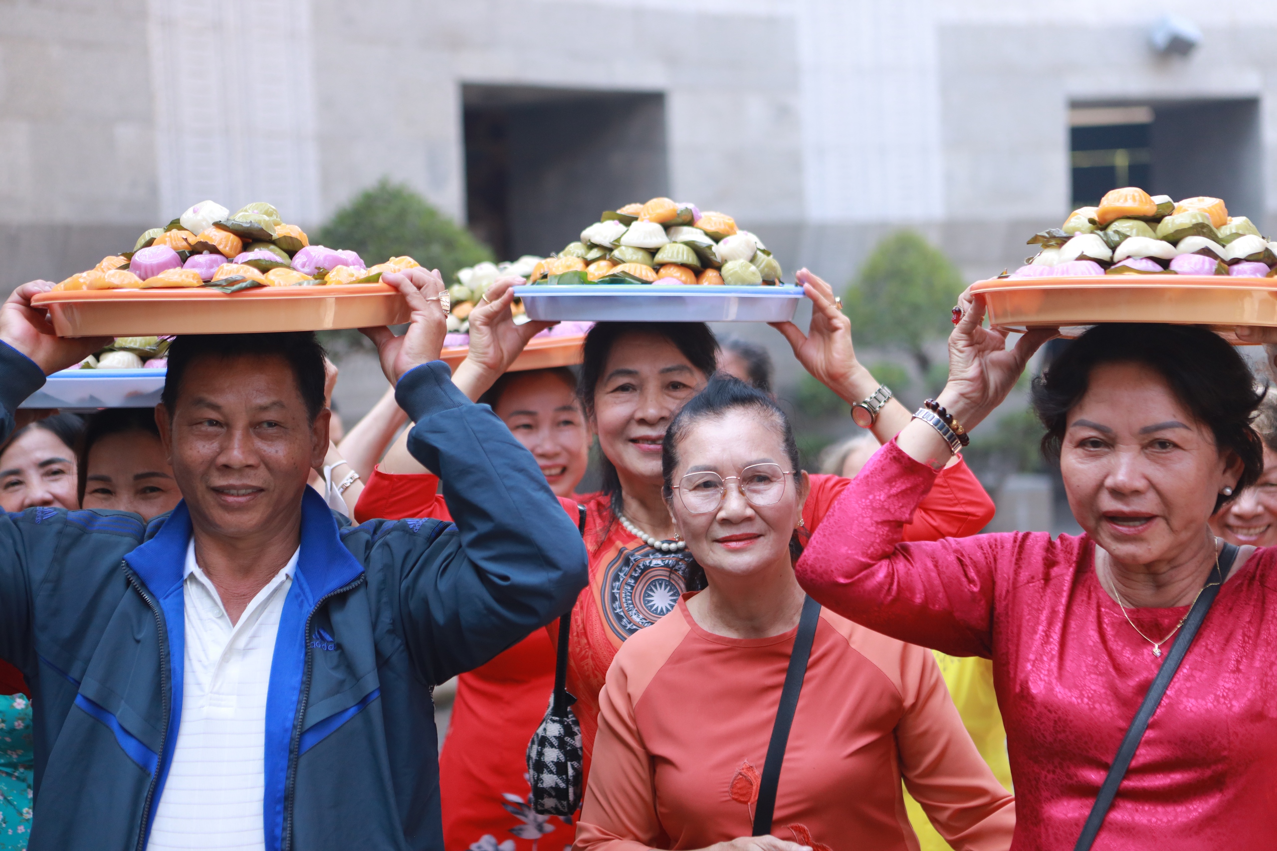 Chen ch&uacute;c d&acirc;ng hương ở Đền tưởng niệm c&aacute;c Vua H&ugrave;ng dịp giỗ tổ H&ugrave;ng Vương - Ảnh 5.