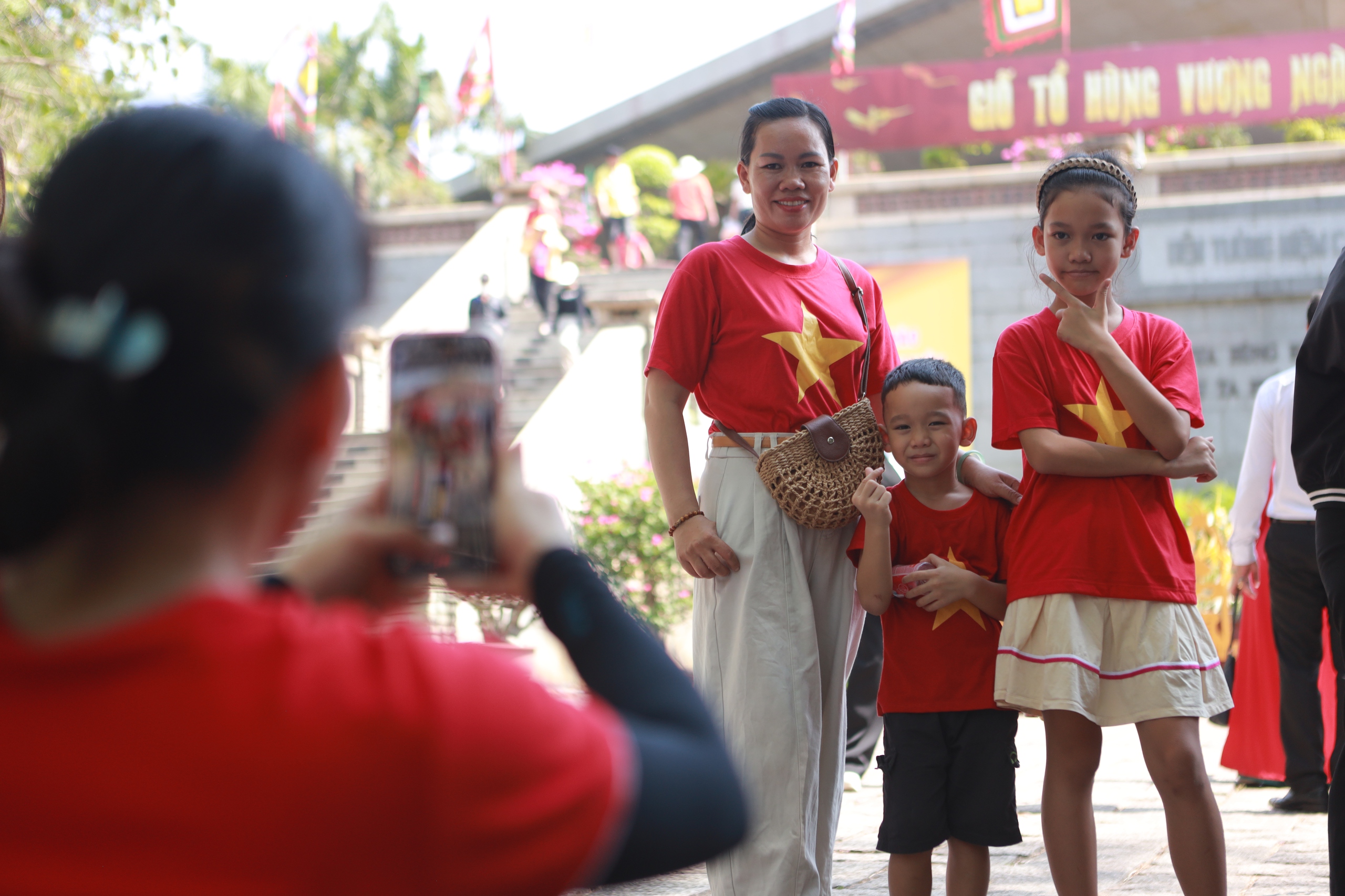 Chen ch&uacute;c d&acirc;ng hương ở Đền tưởng niệm c&aacute;c Vua H&ugrave;ng dịp giỗ tổ H&ugrave;ng Vương - Ảnh 9.