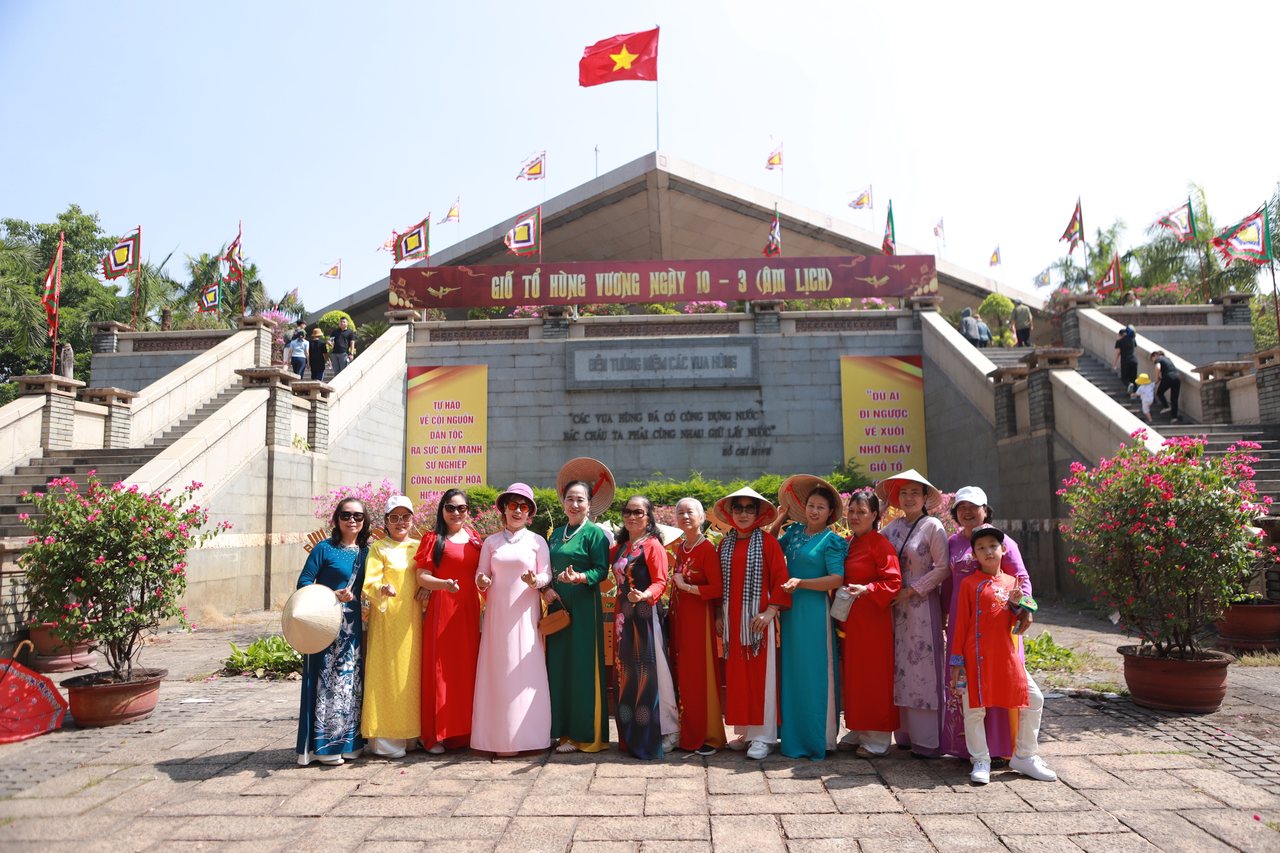 Chen ch&uacute;c d&acirc;ng hương ở Đền tưởng niệm c&aacute;c Vua H&ugrave;ng dịp giỗ tổ H&ugrave;ng Vương - Ảnh 10.