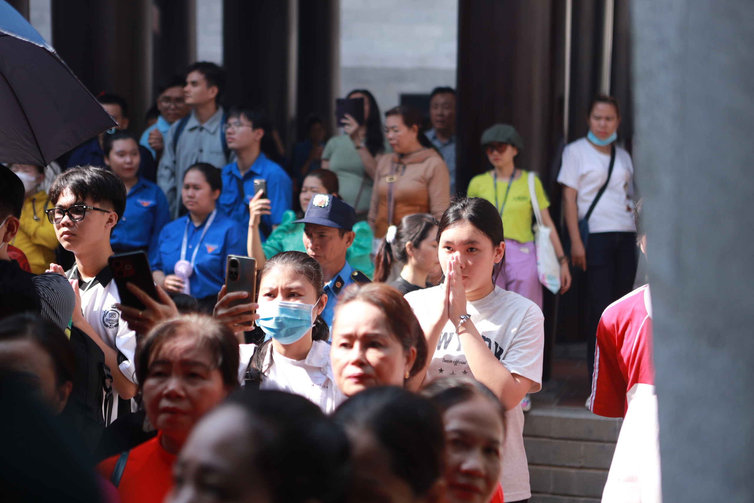 Chen ch&uacute;c d&acirc;ng hương ở Đền tưởng niệm c&aacute;c Vua H&ugrave;ng dịp giỗ tổ H&ugrave;ng Vương - Ảnh 3.