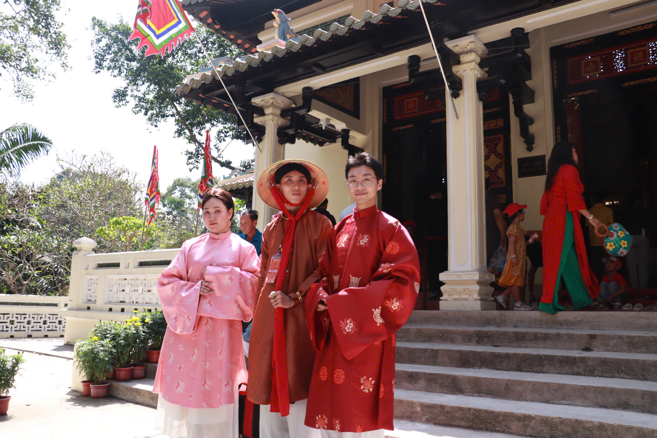 Thảo Cầm Vi&ecirc;n S&agrave;i G&ograve;n đ&ocirc;ng nghẹt người dịp Giỗ Tổ H&ugrave;ng Vương - Ảnh 4.