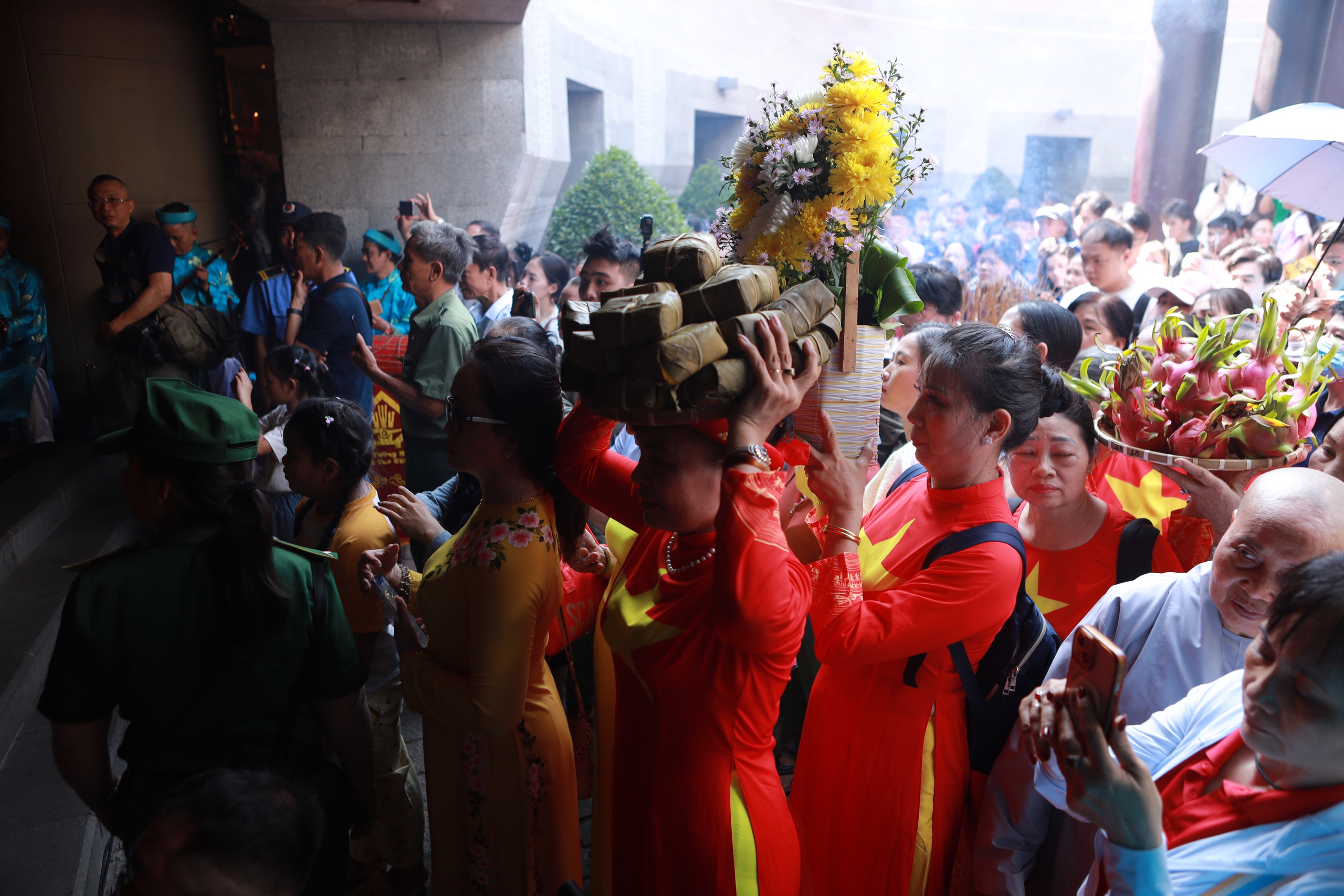 Chen ch&uacute;c d&acirc;ng hương ở Đền tưởng niệm c&aacute;c Vua H&ugrave;ng dịp giỗ tổ H&ugrave;ng Vương - Ảnh 4.