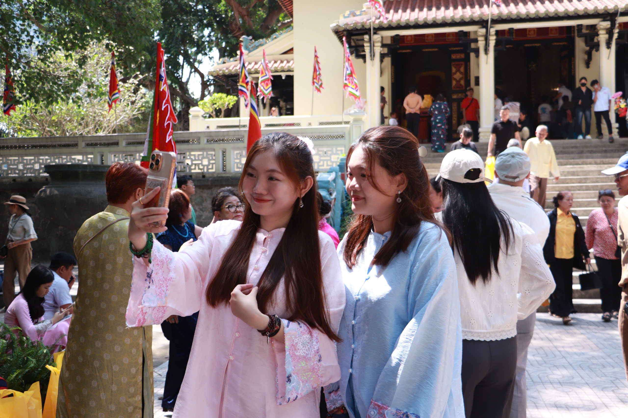 Thảo Cầm Vi&ecirc;n S&agrave;i G&ograve;n đ&ocirc;ng nghẹt người dịp Giỗ Tổ H&ugrave;ng Vương - Ảnh 5.