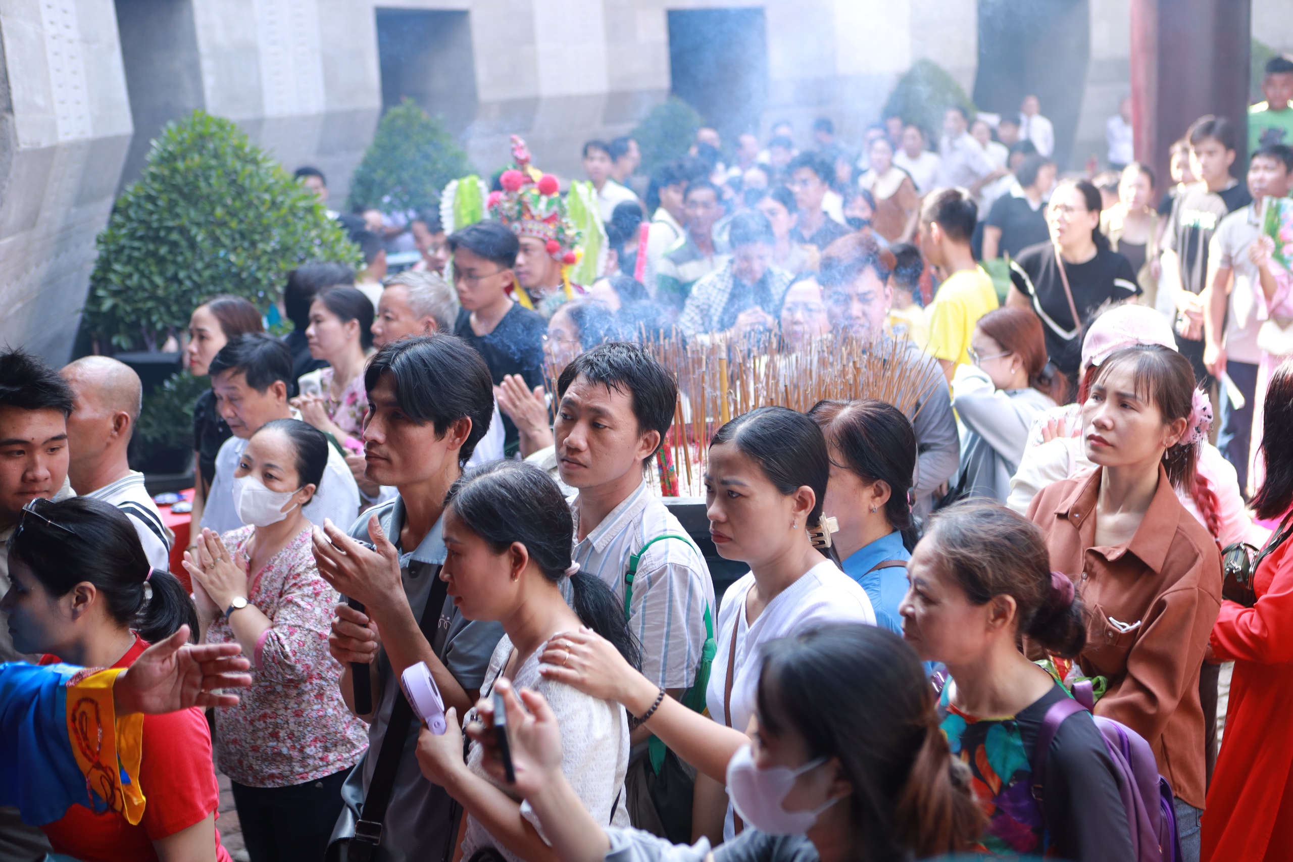 Chen ch&uacute;c d&acirc;ng hương ở Đền tưởng niệm c&aacute;c Vua H&ugrave;ng dịp giỗ tổ H&ugrave;ng Vương - Ảnh 2.